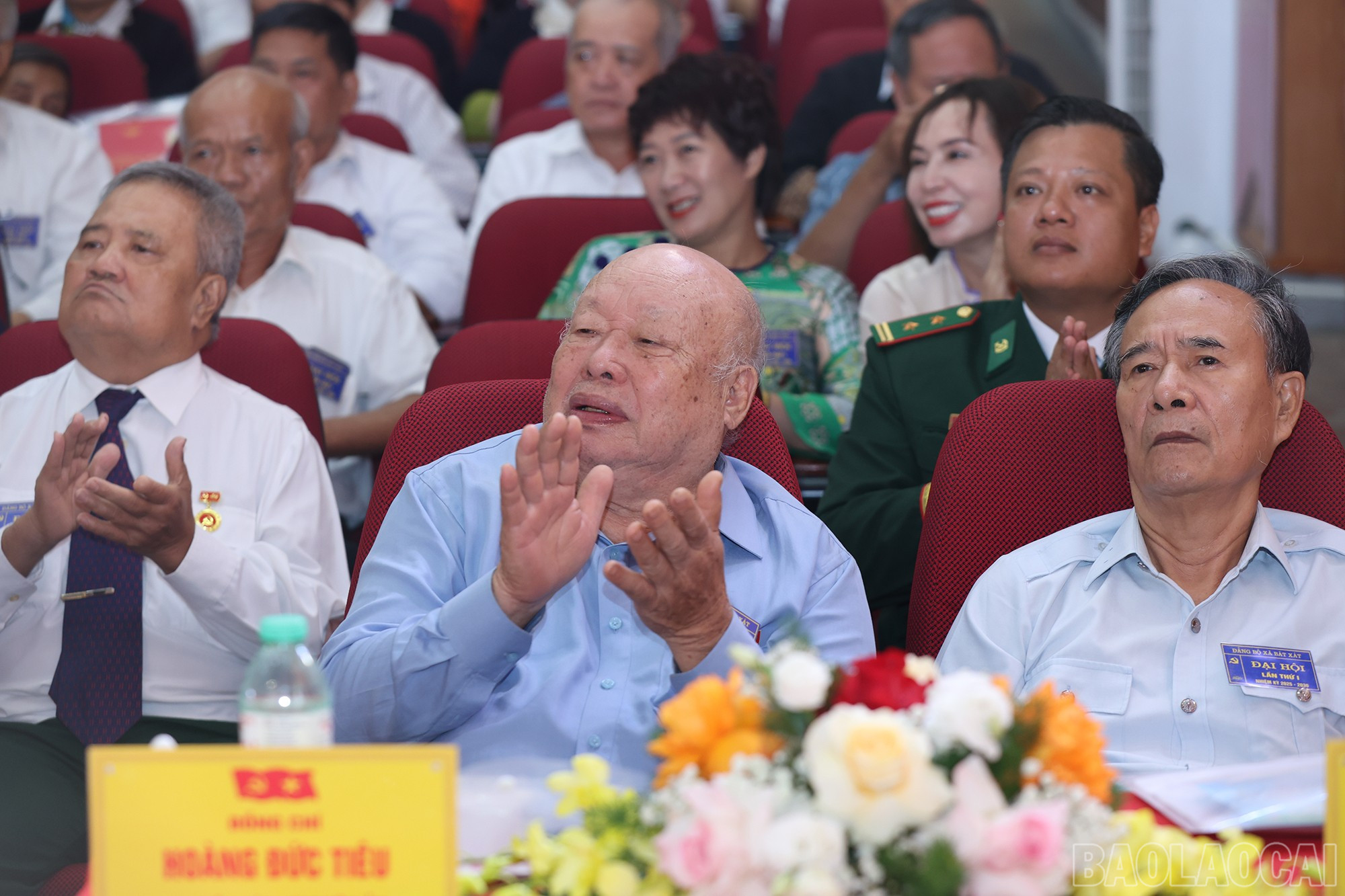 Các đồng chí nguyên lãnh đạo huyện Bát Xát (cũ) dự Đại hội. baolaocai-br_img-3064.jpg