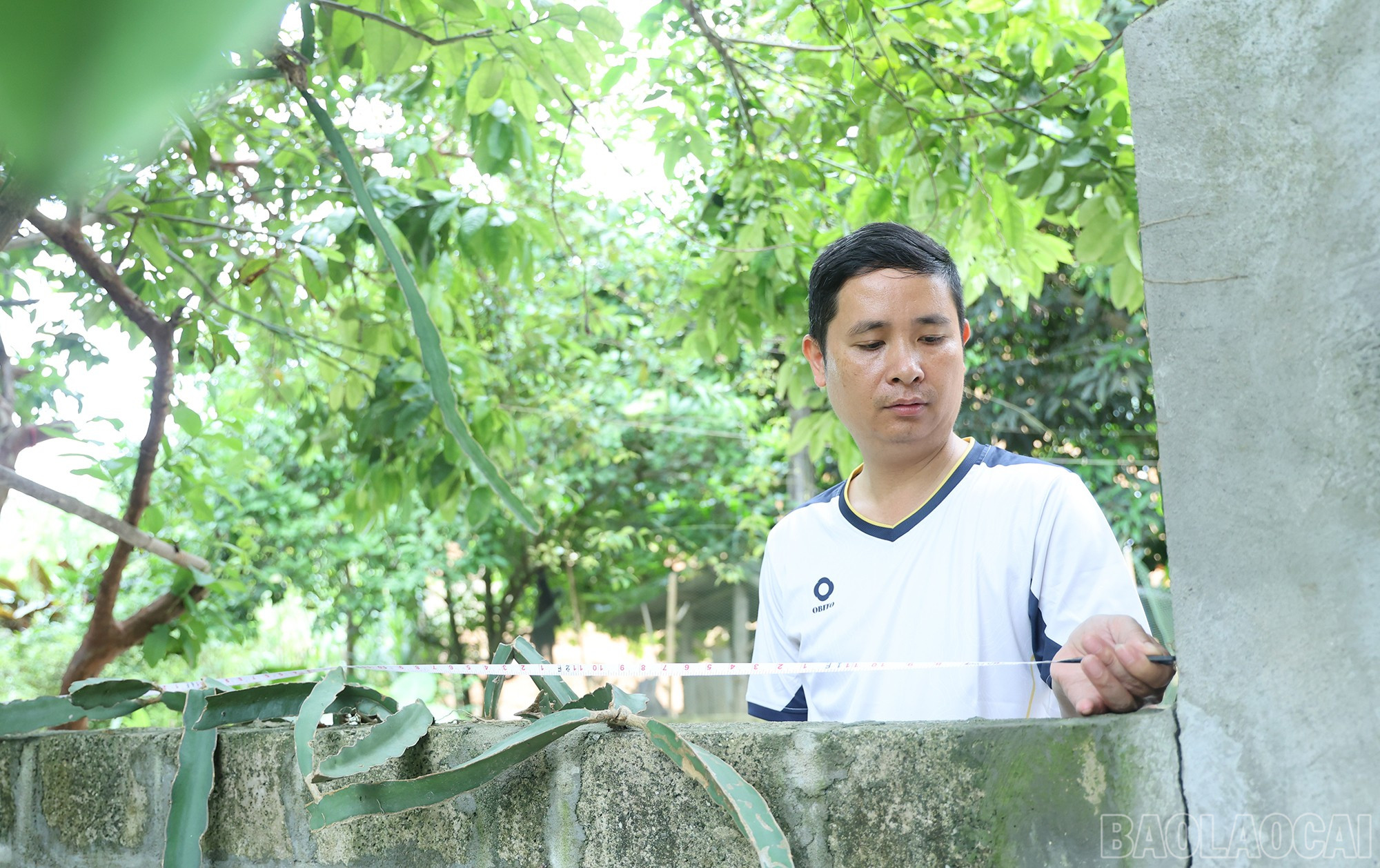 Đồng chí Cầm Tiến Đông, Chủ tịch UBND xã Tân An trực tiếp tham gia tổ giải phóng mặt bằng trên địa bàn xã. baolaocai-br_img-0584.jpg