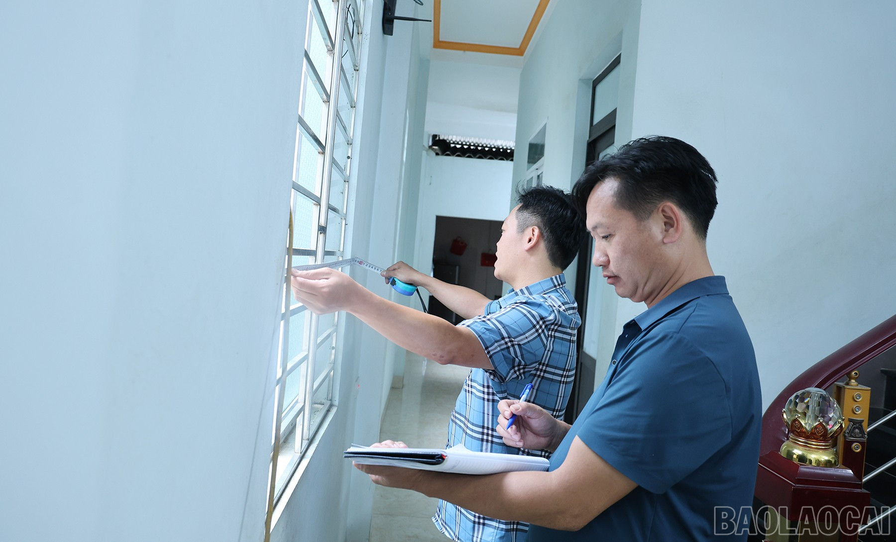Cán bộ giải phóng mặt bằng thực hiện đo đạc, kiểm đếm nhà ở, tài sản tại thôn Hùng Xuân 1, xã Xuân Giao. baolaocai-br_img-9967.jpg