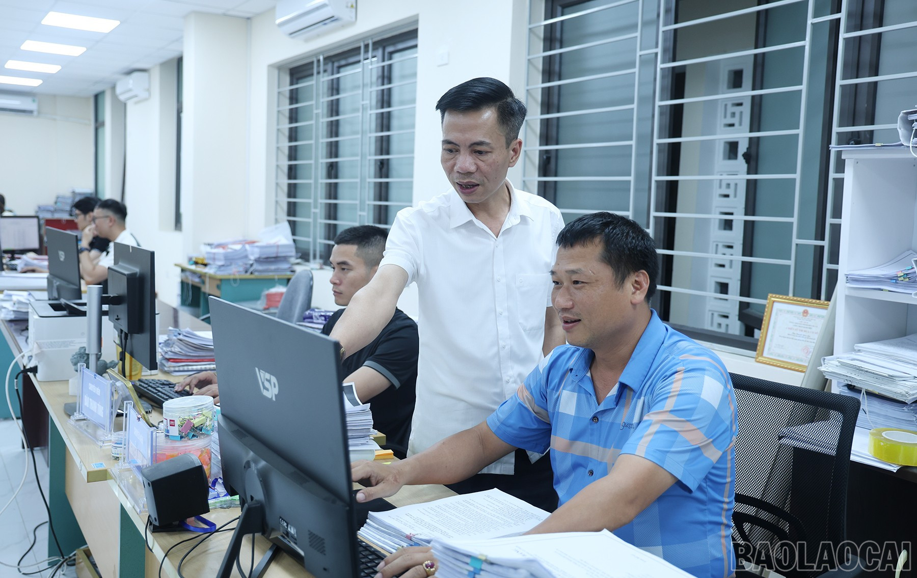 Cán bộ Ban Quản lý dự án đầu tư xây dựng thành phố Lào Cai trao đổi phương án áp giá cho các hộ dân trên địa bàn phường Xuân Tăng. baolaocai-br_img-0219.jpg