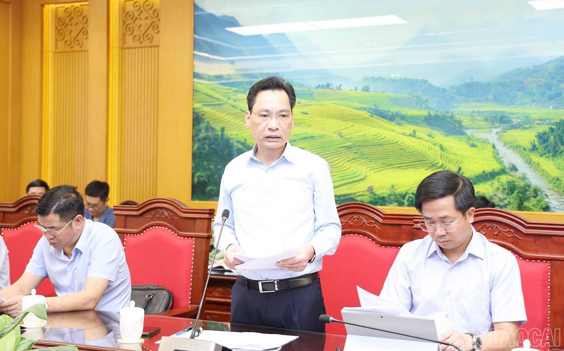 Đồng chí Phí Công Hoan, Giám đốc Sở Xây dựng kiến nghị rút ngắn một số quy trình, thủ tục nhằm đẩy nhanh tiến độ thực hiện giải phóng mặt bằng, đáp ứng yêu cầu khởi công của dự án. baolaocai-br_img-8459.jpg