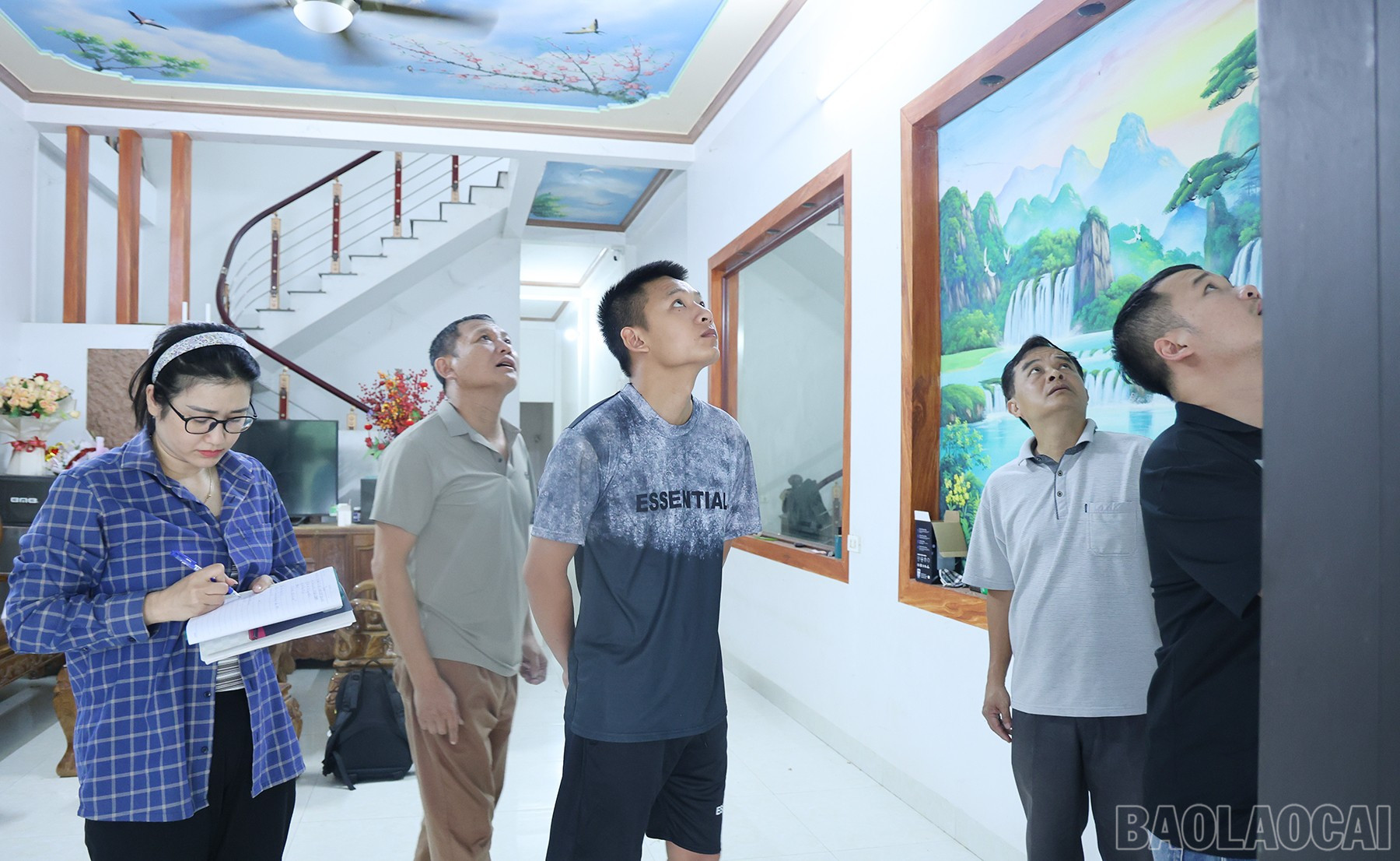 Công tác kiểm đếm được thực hiện công khai, minh bạch trước sự chứng kiến của người dân. baolaocai-br_img-0038.jpg