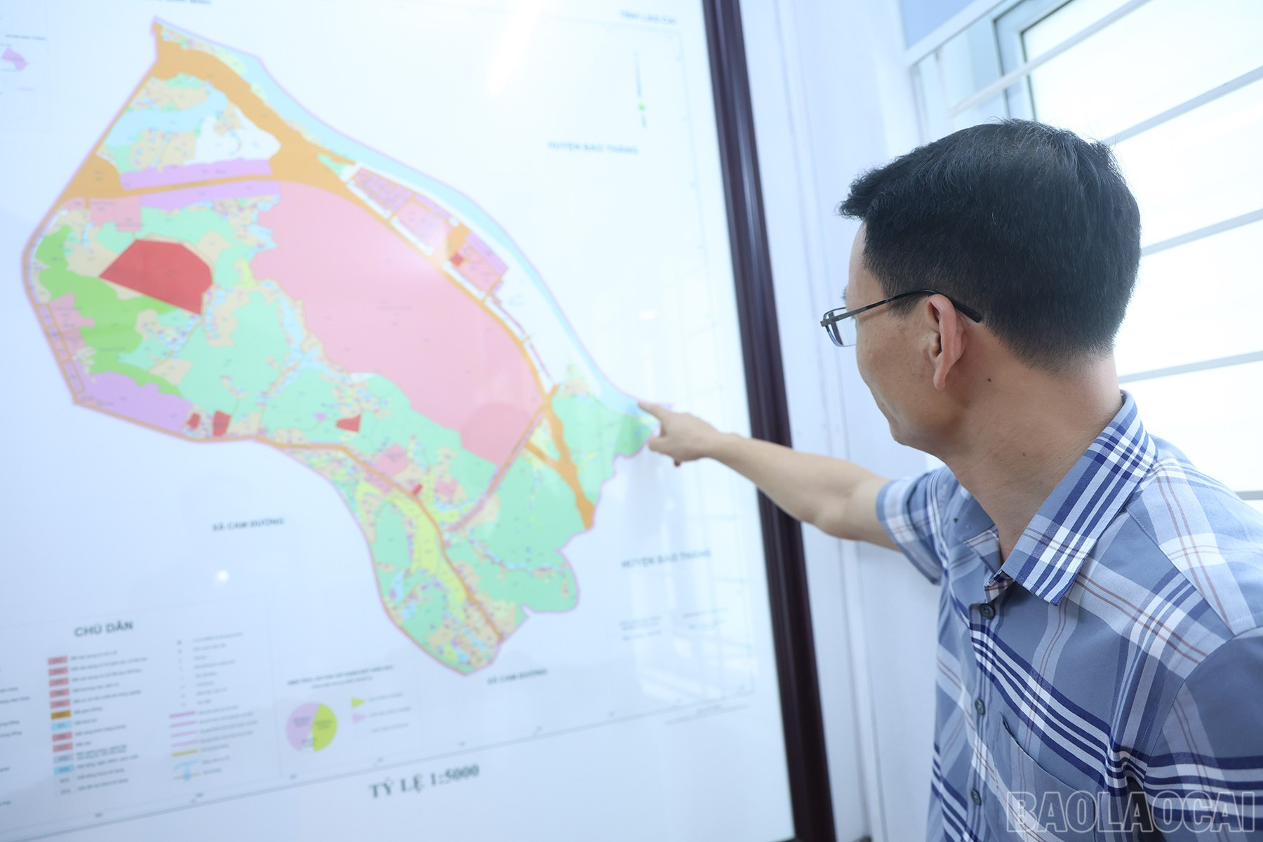Đồng chí Đoàn Đức Luyện, Chủ tịch UBND phường Xuân Tăng cho biết công tác thống kê, kiểm đếm thực hiện sớm sẽ tránh được tình trạng trồng cây, cơi nới nhà trong khu vực giải phóng mặt bằng để trục lợi chính sách. baolaocai-br_img-0193.jpg