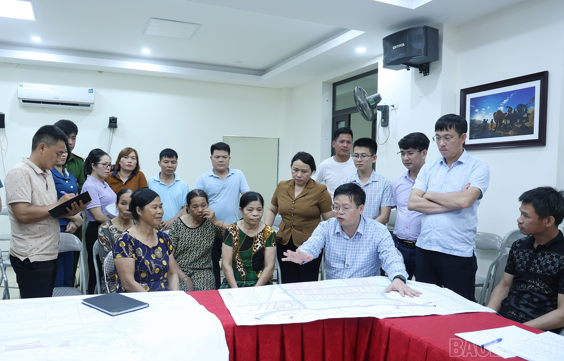 Lãnh đạo UBND huyện Bát Xát tổ chức họp vào buổi tối để tuyên truyền, giải thích với người dân về chính sách hỗ trợ, tái định cư trên địa bàn. baolaocai-br_img-0779.jpg