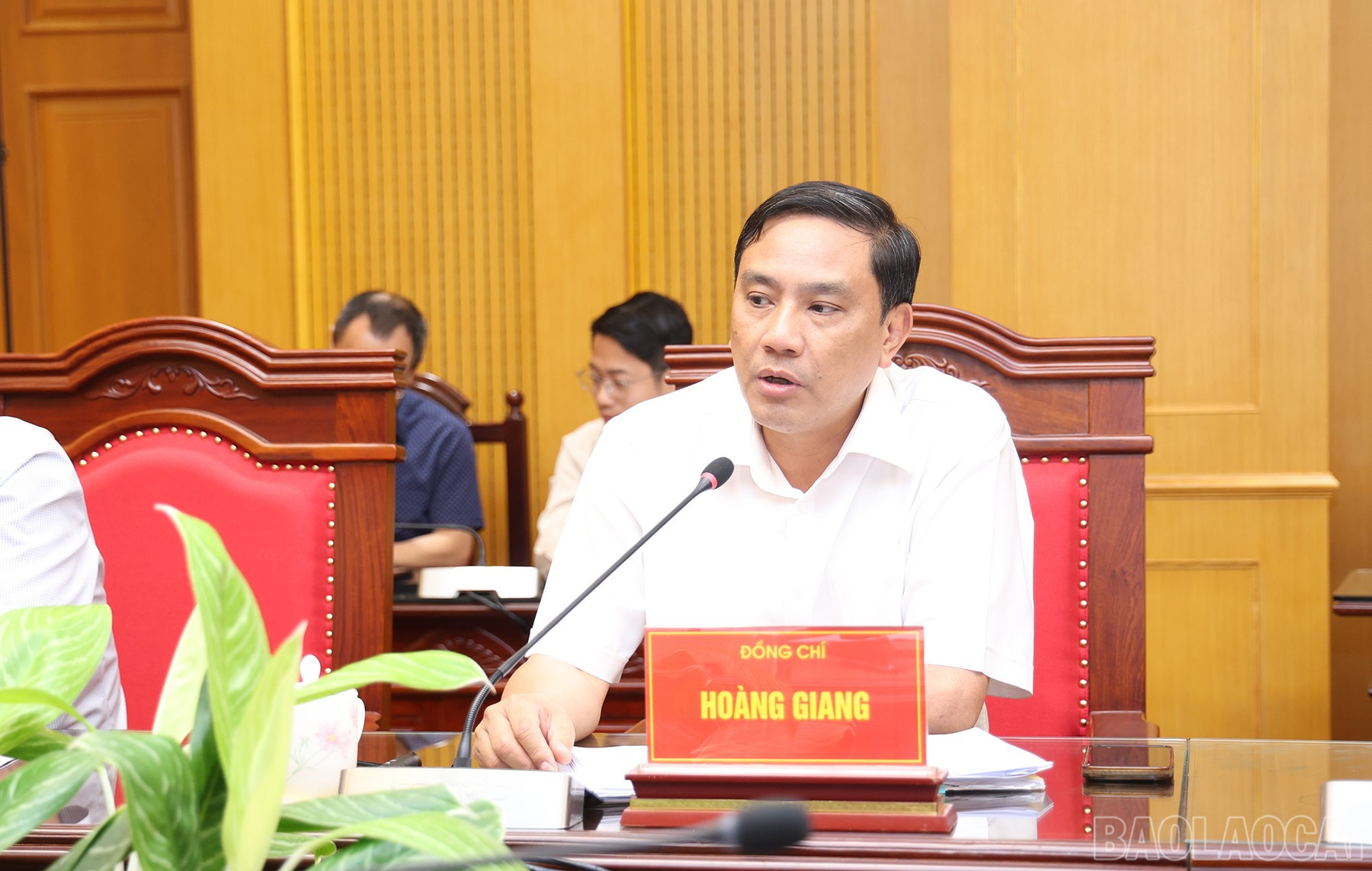 Đồng chí Hoàng Giang, Phó Bí thư Tỉnh ủy nhấn mạnh quá trình thực hiện có nhiều thuận lợi khi Thủ tướng chỉ đạo sâu sát, các bộ ngành trung ương vào cuộc quyết liệt. Các ngành, địa phương cần tranh thủ những thuận lợi đó, chủ động phối hợp, đẩy nhanh tiến độ giải phóng mặt bằng. baolaocai-br_img-8575.jpg