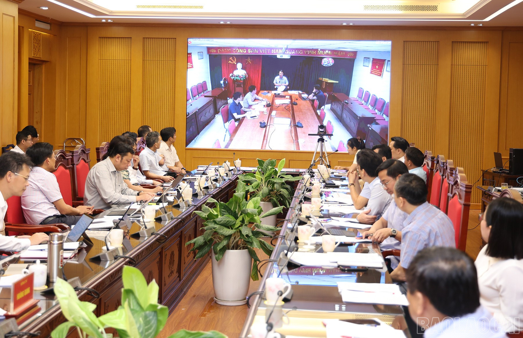 Đại diện Ban Quản lý dự án đường sắt họp trực tuyến tại điểm cầu Hà Nội. baolaocai-br_img-8482.jpg