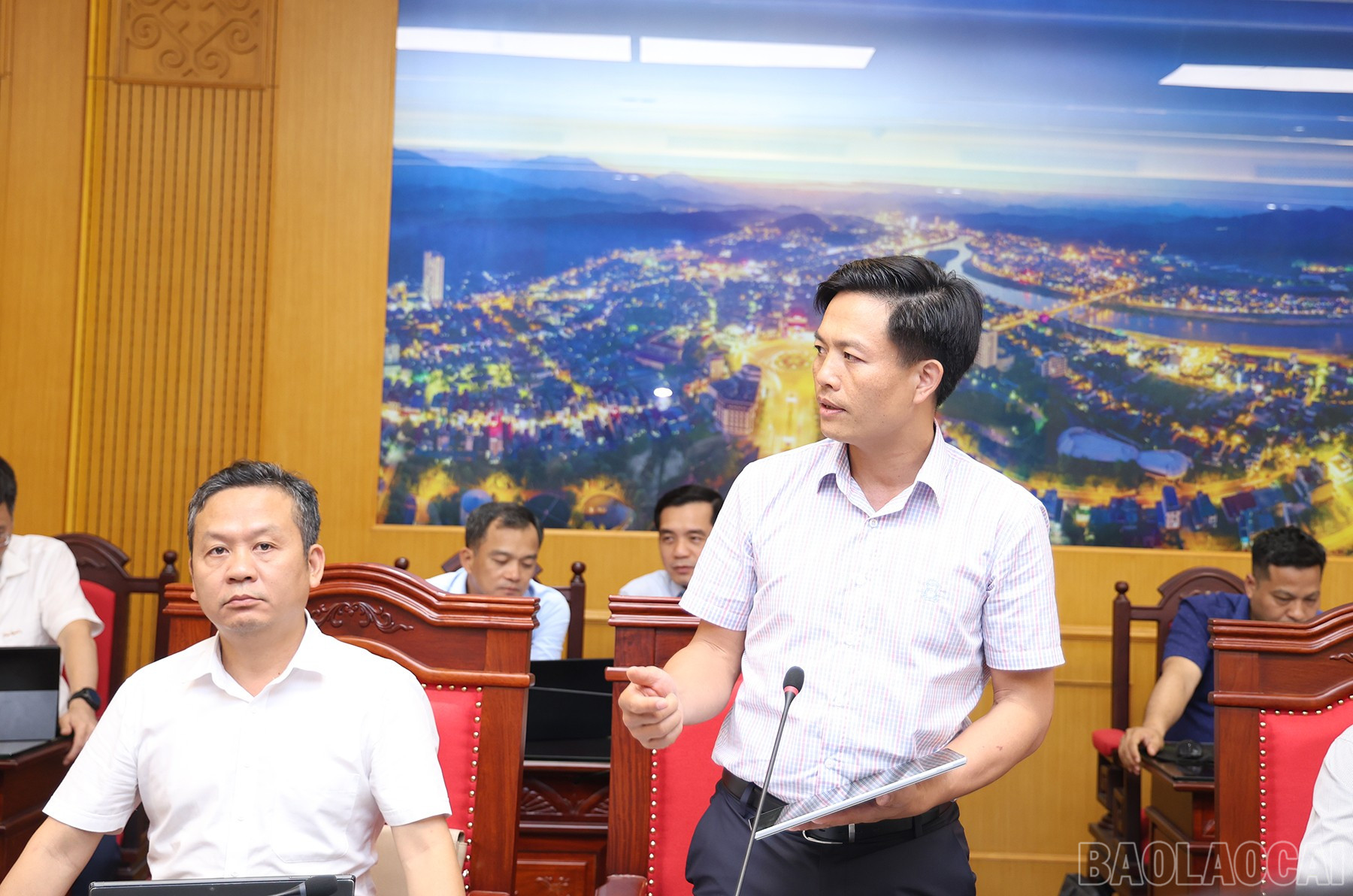 Đồng chí Hoàng Quốc Bảo, Bí thư Huyện ủy Bảo Yên phát biểu tại cuộc họp. baolaocai-br_img-8510.jpg