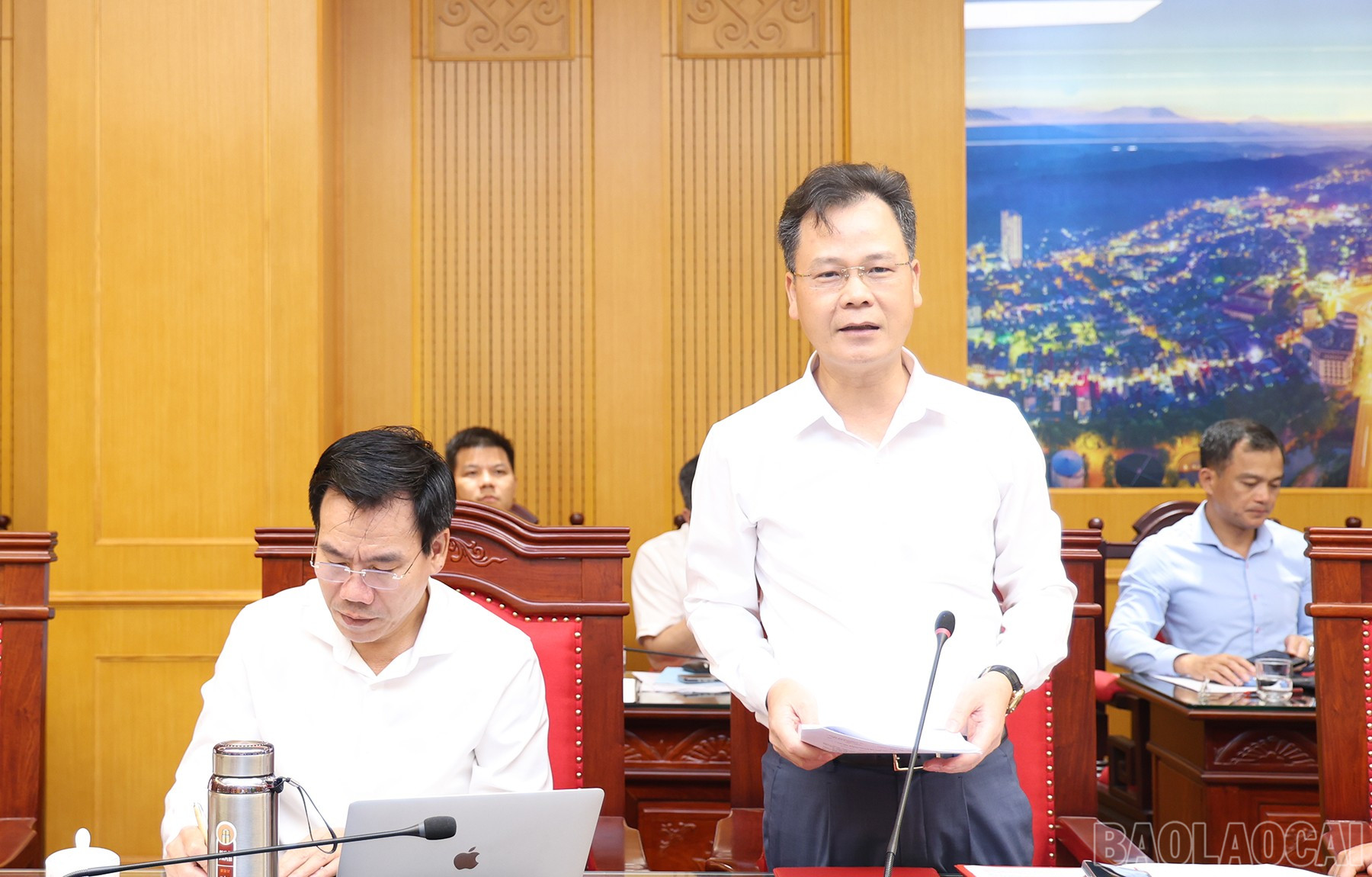 Đồng chí Nguyễn Thành Sinh, Phó Chủ tịch UBND tỉnh đề nghị công tác tái định cư phải làm sớm, đánh giá tiến độ theo tuần, kịp thời giải quyết khó khăn, vướng mắc theo từng nhóm nội dung. baolaocai-br_img-8533.jpg