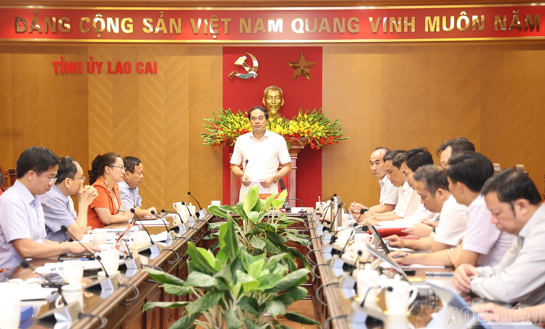 Đồng chí Trịnh Xuân Trường, Bí thư Tỉnh uỷ, Chủ tịch UBND tỉnh kết luận cuộc họp. baolaocai-br_img-8599.jpg