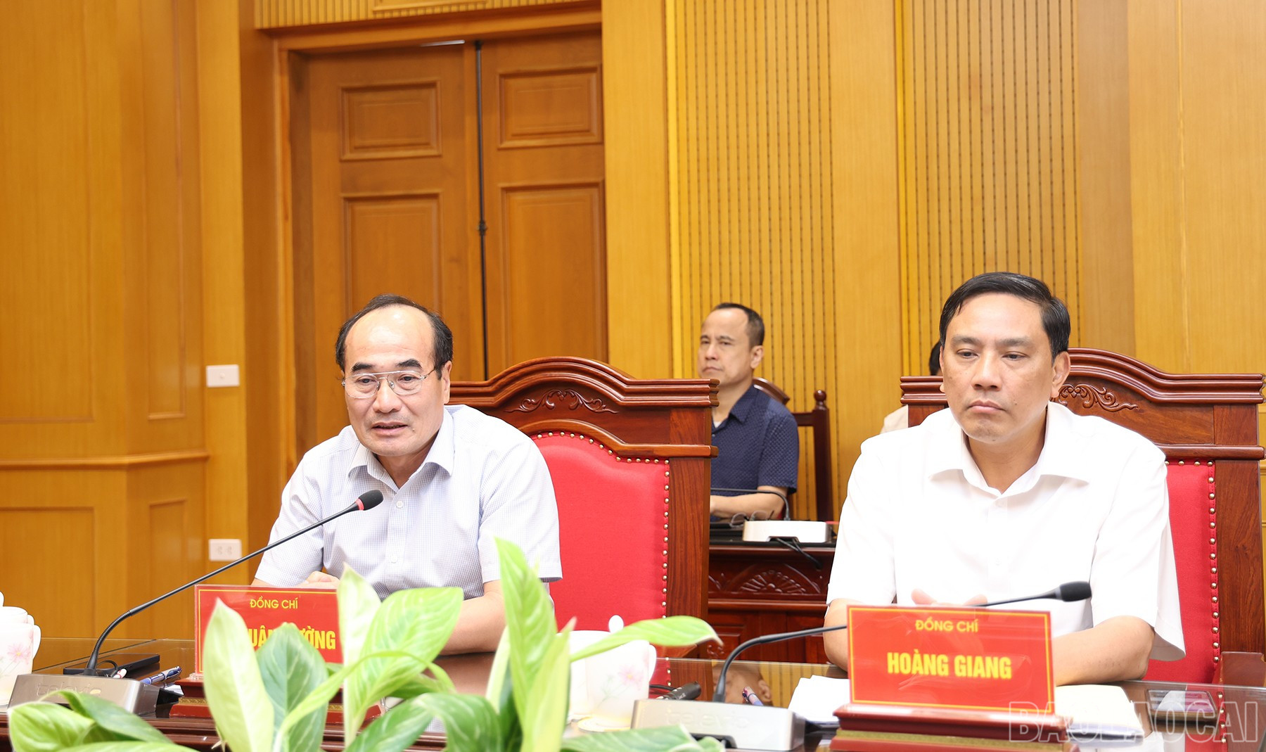 Đồng chí Vũ Xuân Cường, Phó Bí thư Thường trực Tỉnh ủy chỉ đạo đây là công trình trọng điểm quốc gia, khó khăn đến đâu cũng phải thực hiện thành công. Các ngành chức năng chủ động kiến nghị, đề xuất nội dung liên quan đến rút ngắn quy trình, thủ tục, thời gian thực hiện công tác giải phóng mặt bằng, tái định cư. baolaocai-br_img-8580.jpg