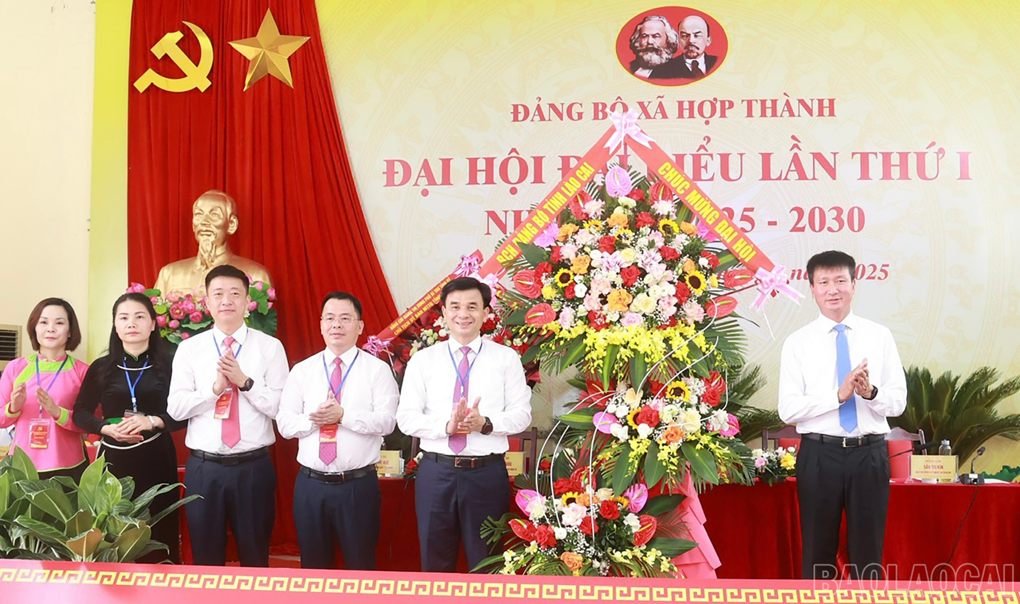 Đồng chí Trần Huy Tuấn, Phó Bí thư Tỉnh ủy, Chủ tịch UBND tỉnh tặng hoa chúc mừng đại hội. baolaocai-br_dh-7.jpg