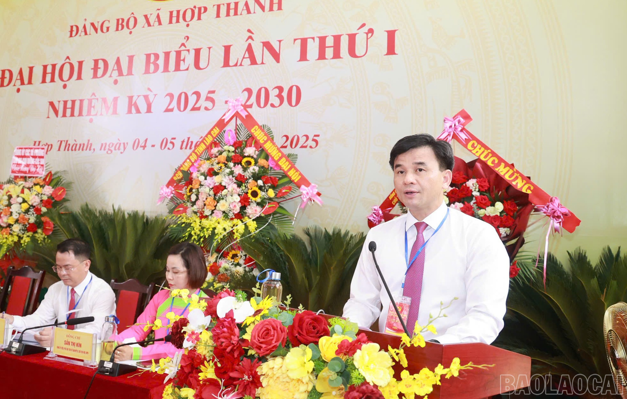 Đồng chí Đoàn Ngọc Tuyến, Bí thư Đảng ủy xã Hợp Thành trình bày báo cáo chính trị tại đại hội. baolaocai-br_dh-13.jpg