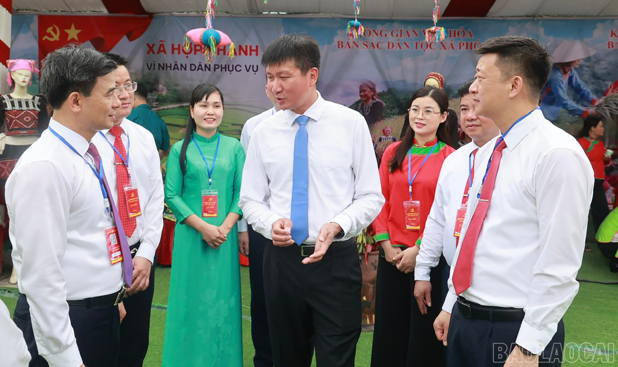 Đồng chí Trần Huy Tuấn, Phó Bí thư Tỉnh ủy, Chủ tịch UBND tỉnh trò chuyện với đại biểu tham dự đại hội. baolaocai-br_dh-12.jpg