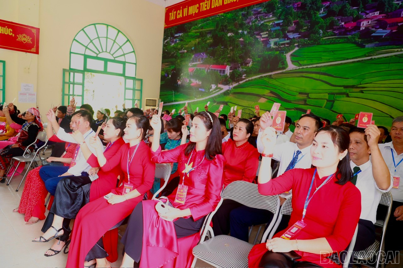 Các đại biểu biểu quyết thông qua Nghị quyết Đại hội. baolaocai-br_nq.jpg