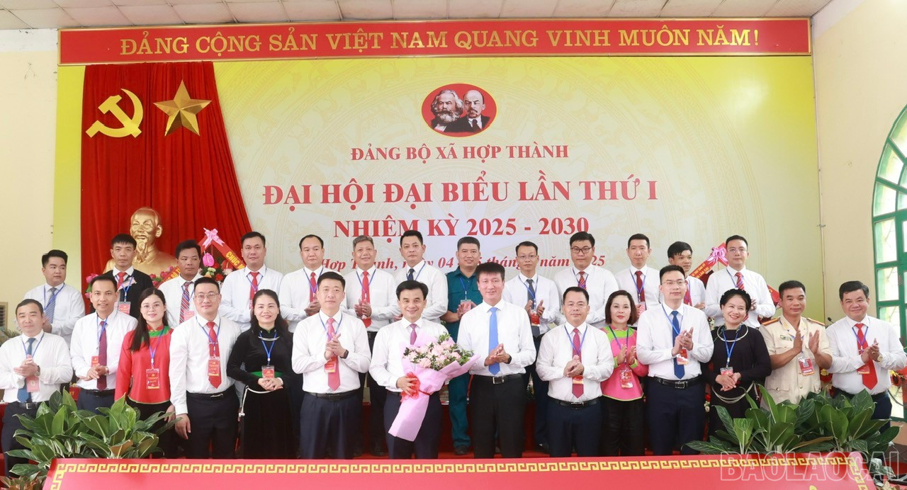 Đồng chí Trần Huy Tuấn, Phó Bí thư Tỉnh ủy, Chủ tịch UBND tỉnh chúc mừng Ban Chấp hành Đảng bộ xã Hợp Thành nhiệm kỳ 2025 - 2030. baolaocai-br_tsmsy.jpg