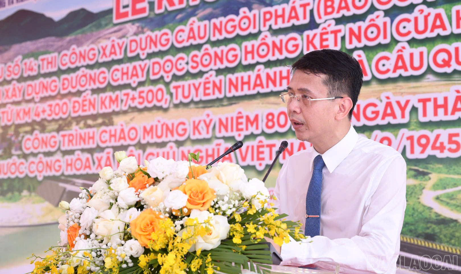 Đại diện Ban Quản lý Dự án đầu tư xây dựng công trình giao thông tỉnh báo cáo quá trình thực hiện dự án. baolaocai-br_kc-2.jpg