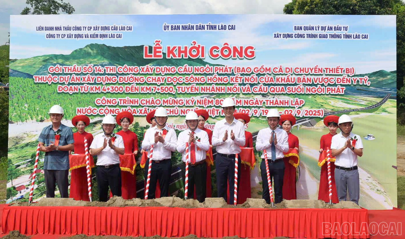 Các đại biểu thực hiện nghi thức động thổ khởi công dự án. baolaocai-br_kc-5.jpg