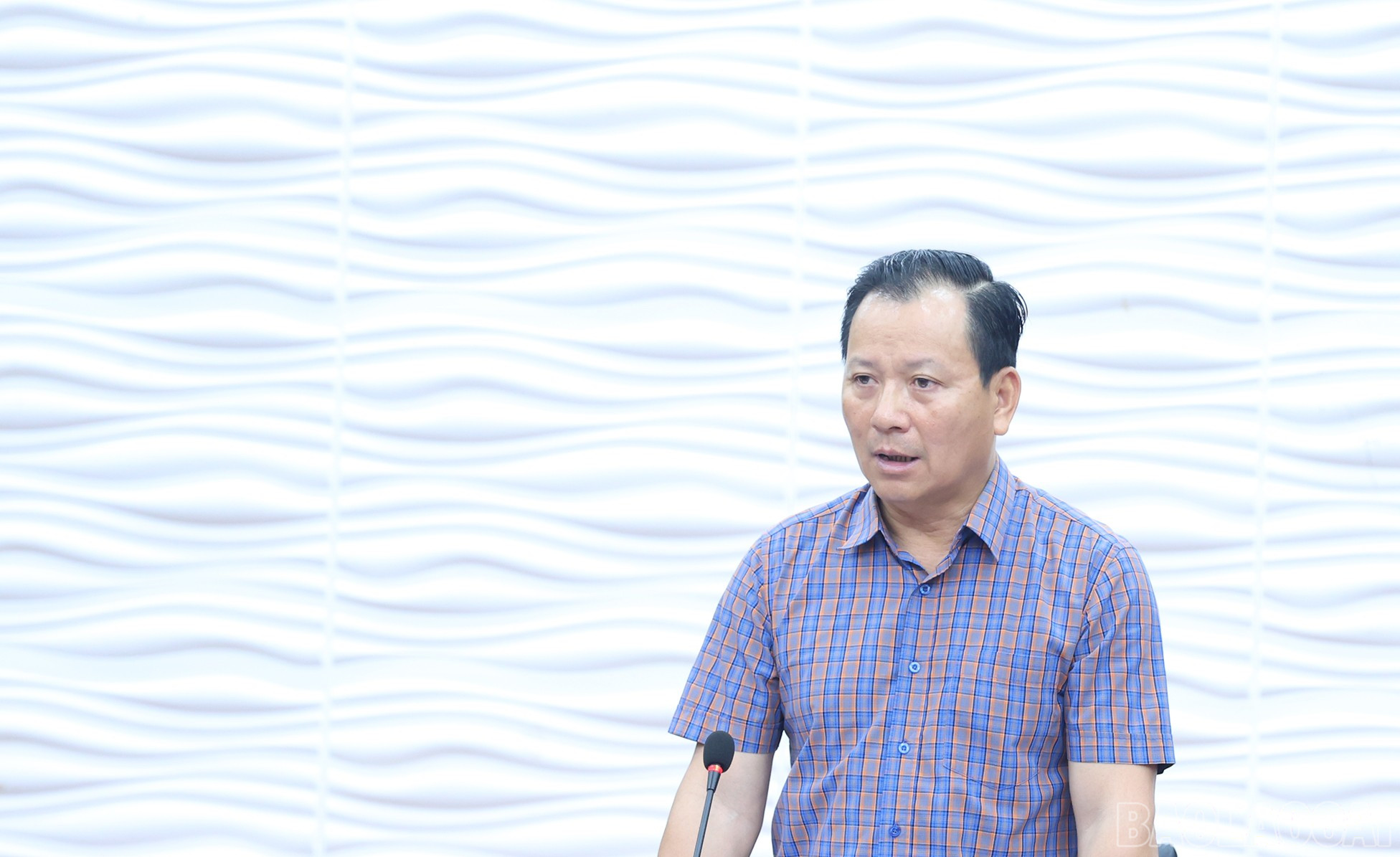 សមមិត្ត Hoang Quoc Khanh អនុប្រធានអចិន្ត្រៃយ៍នៃគណៈកម្មាធិការប្រជាជនខេត្ត បានបញ្ចប់កិច្ចប្រជុំ។ baolaocai-br_img-9318.jpg