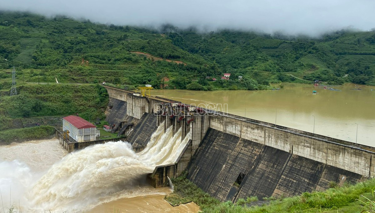 Bac Ha Hydropower Plant releases flood water during heavy rains due to the impact of storm No. 3 in 2024. Illustrative photo. baolaocai-c_bh.jpg