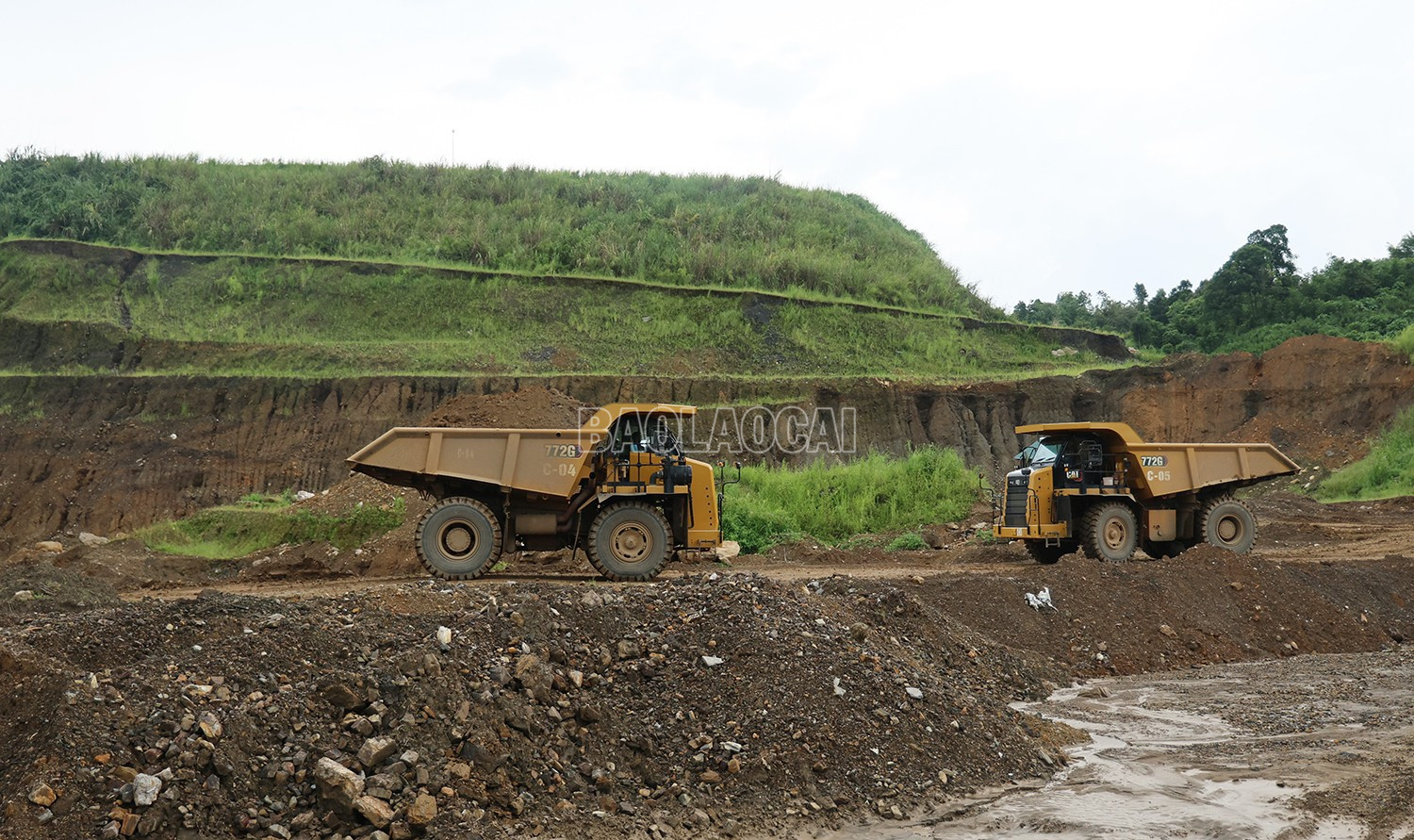 Mining and transportation of ore at the mine of Apatite Vietnam Company Limited. baolaocai-c_img-1254.jpg