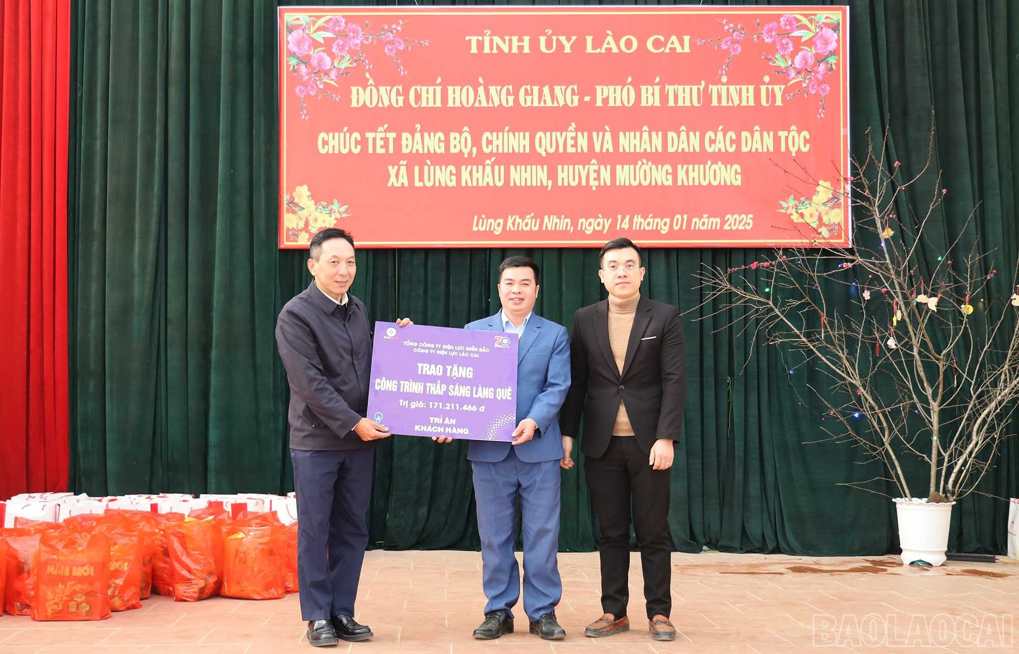 Trao tặng công trình thắp sáng làng quê cho xã Lùng Khấu Nhin. baolaocai-br_img-7745.jpg