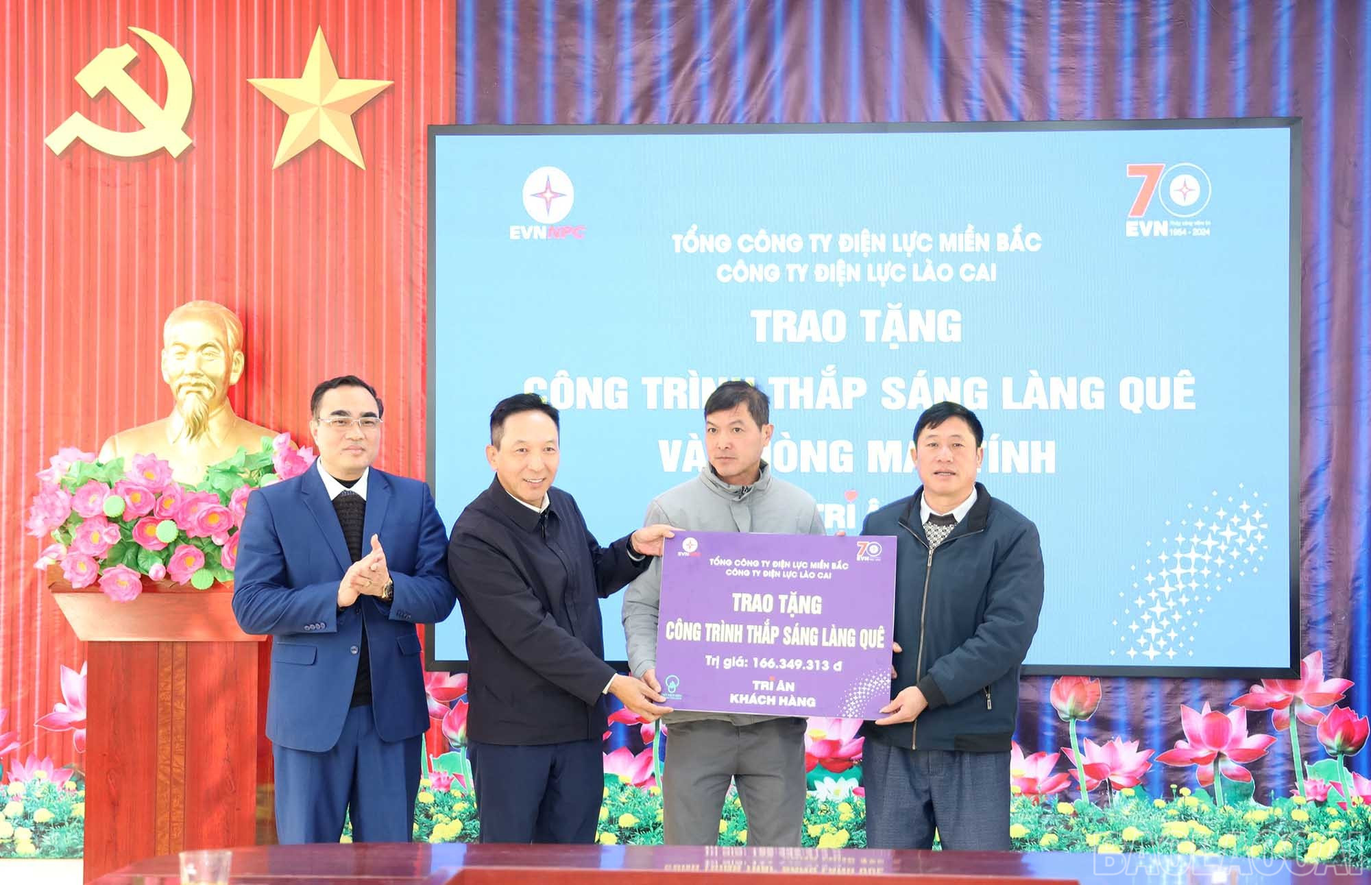 Trao tặng công trình thắp sáng làng quê tại xã Tung Chung Phố. baolaocai-br_img-7603.jpg