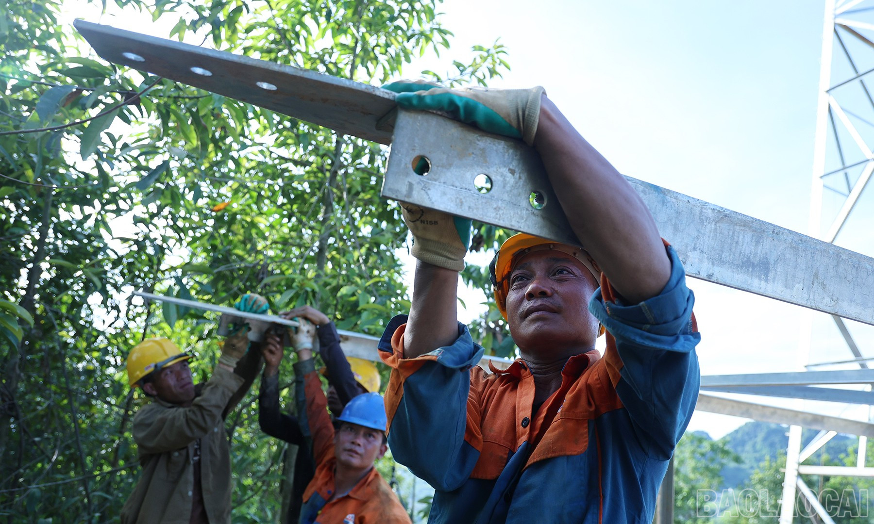 Áp lực tiến độ, khối lượng công việc khổng lồ là thách thức lớn đối với những công nhân, kỹ sư. baolaocai-br_img-0904.jpg