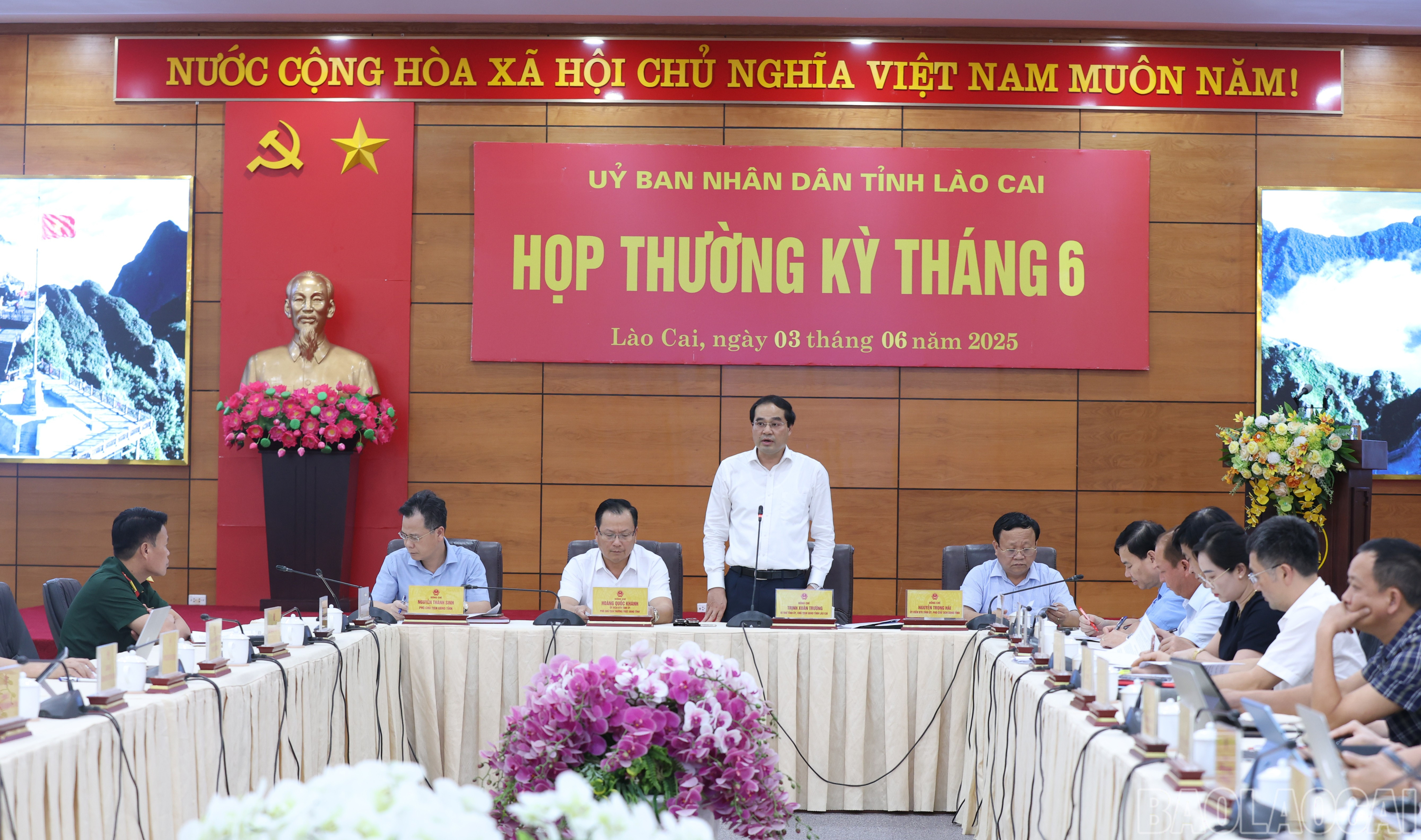 Đồng chí Trịnh Xuân Trường, Bí thư Tỉnh ủy, Chủ tịch UBND kết luận phiên họp. baolaocai-br_img-0970.jpg