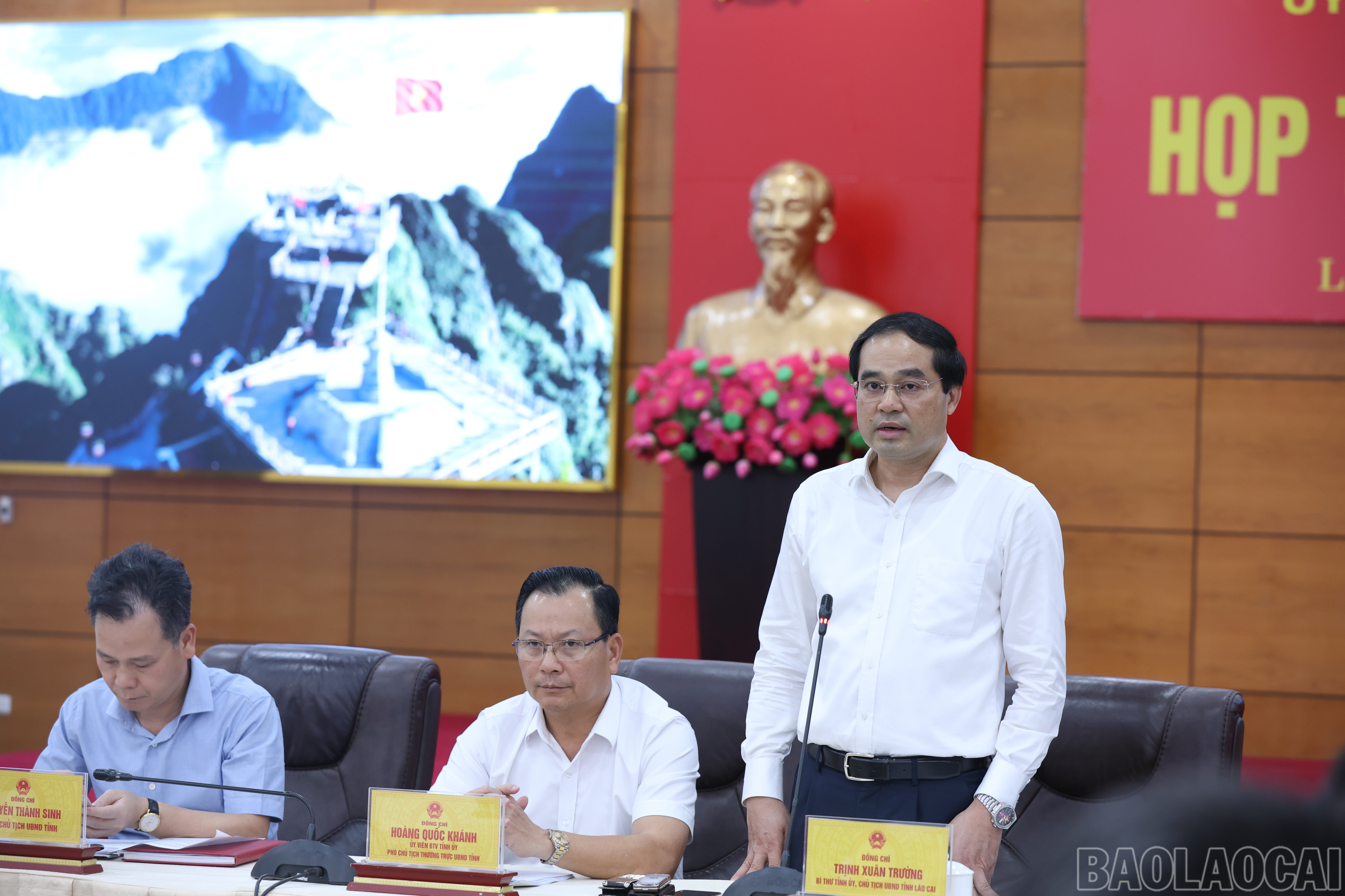 Đồng chí Trịnh Xuân Trường, Bí thư Tỉnh ủy, Chủ tịch UBND đề nghị các ngành, địa phương thực hiện tốt công tác chuẩn bị sáp nhập tỉnh và tổ chức chính quyền địa phương hai cấp. baolaocai-br_img-0990.jpg