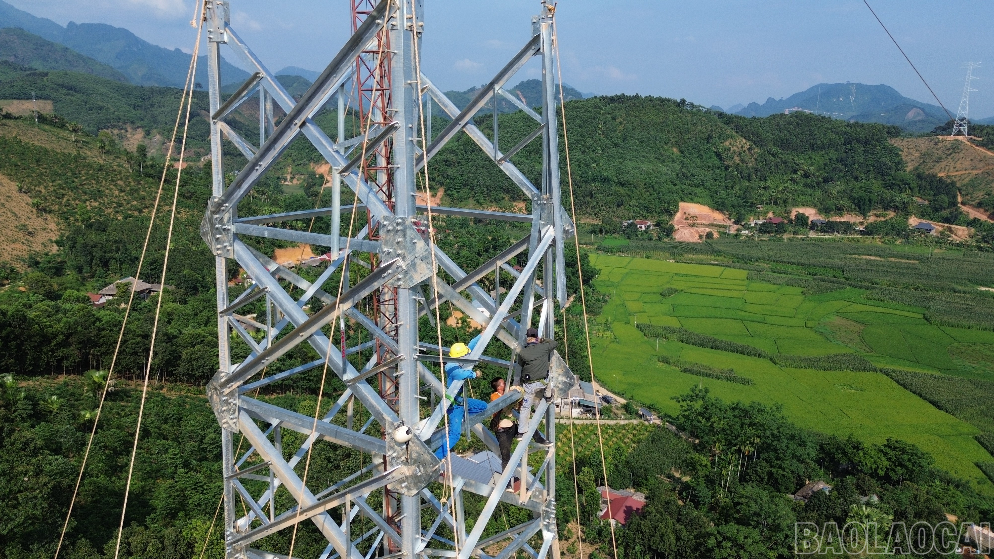 Các công nhân làm việc trên cao phải chịu sức nóng bỏng rát từ các thanh thép bị nắng nóng thiêu đốt. baolaocai-br_dji-0098.jpg