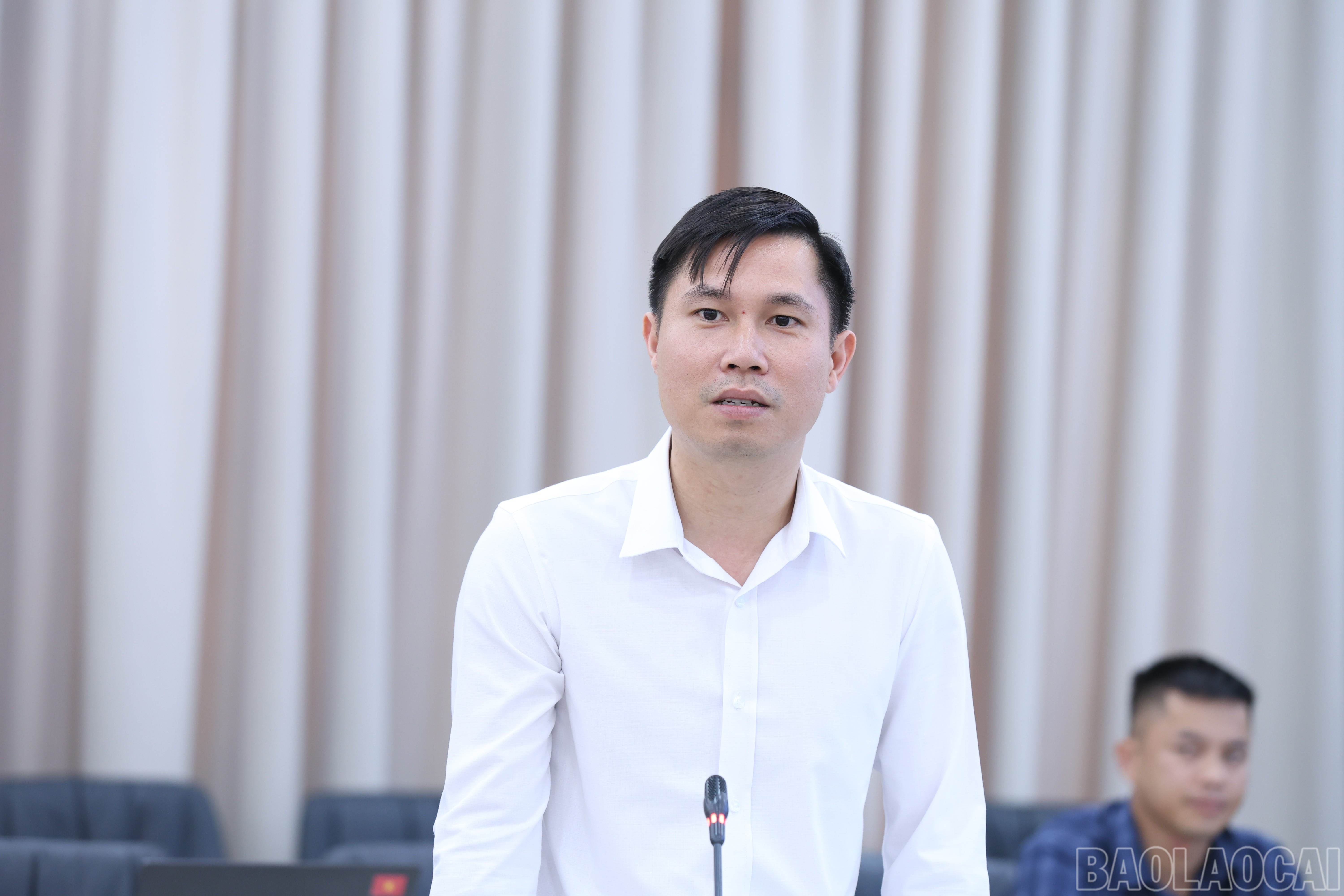 Đồng chí Nguyễn Trọng Huân, Chủ tịch UBND huyện Mường Khương phát biểu tại phiên họp. baolaocai-br_img-1029.jpg