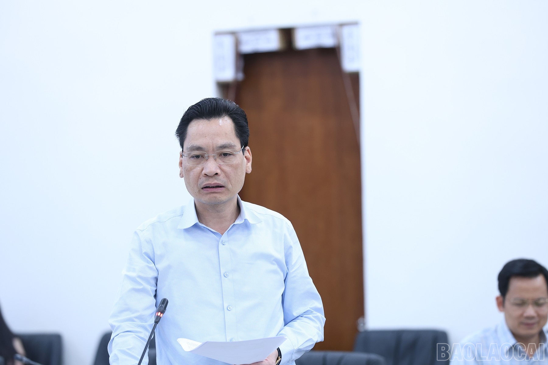 Đồng chí Phí Công Hoan, Giám đốc Sở Xây dựng phát biểu tại phiên họp. baolaocai-br_img-1088.jpg