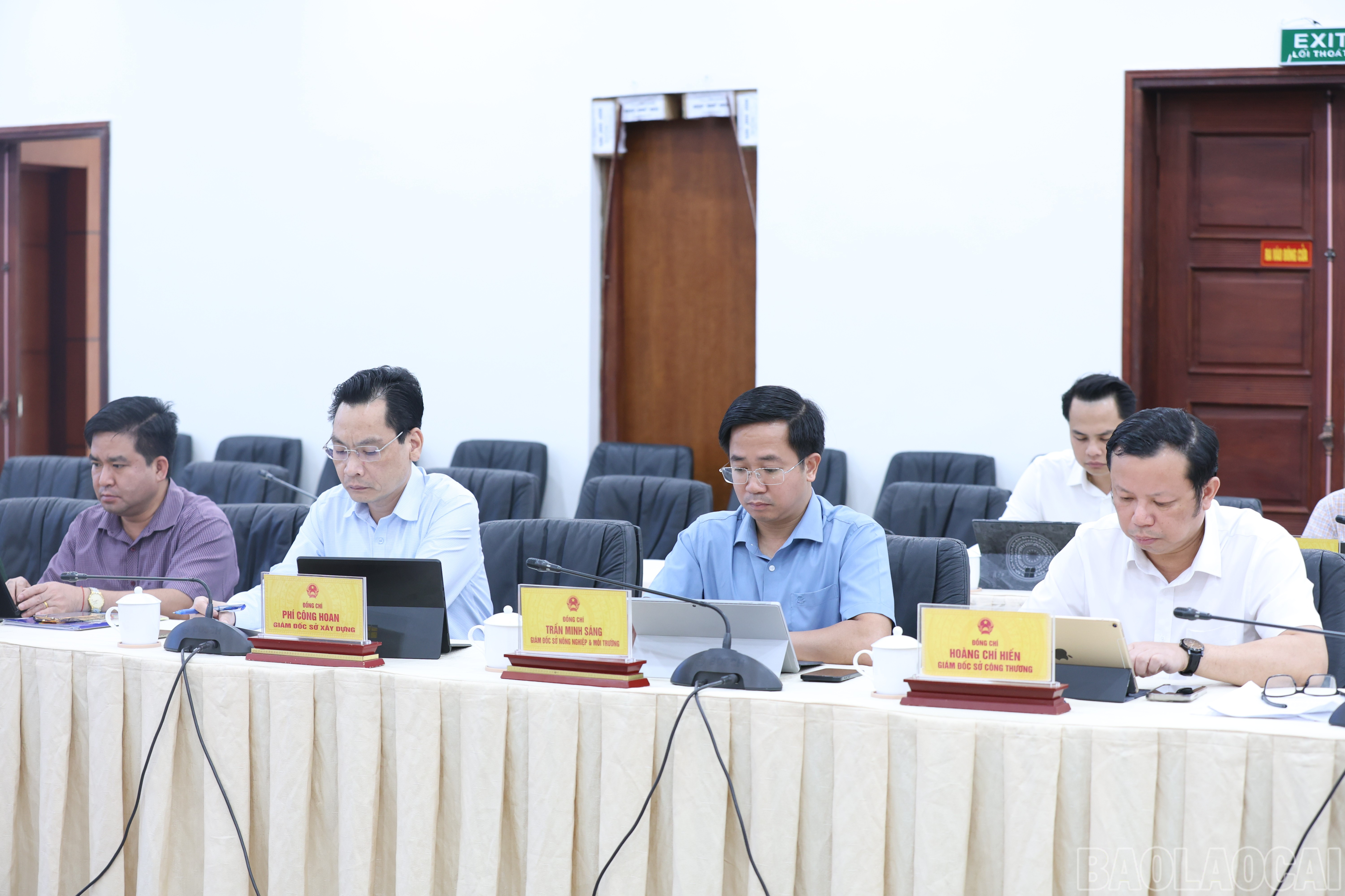 Lãnh đạo một số sở, ngành của tỉnh tại phiên họp. baolaocai-br_img-1014.jpg