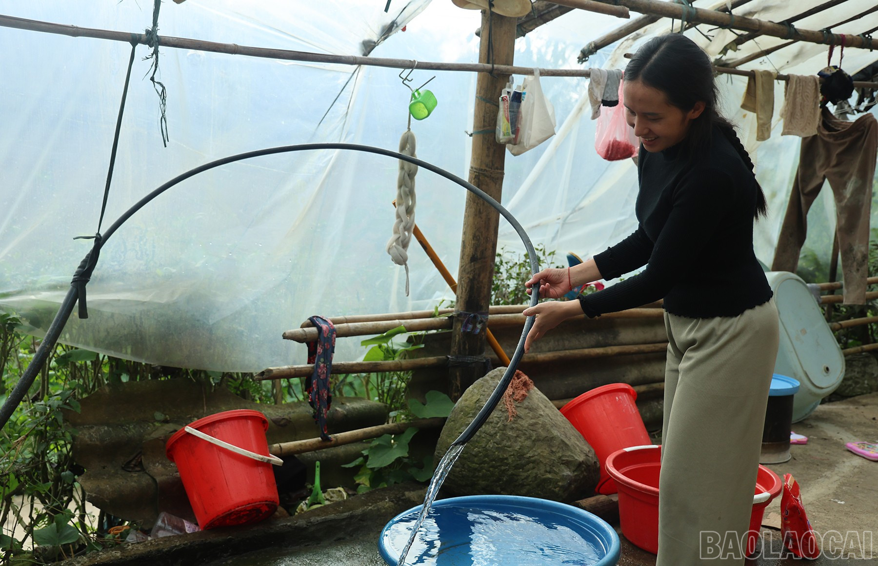 Người dân mong muốn dự án cấp nước sạch sớm hoàn thành. baolaocai-br_nuoc-sach-1.jpg