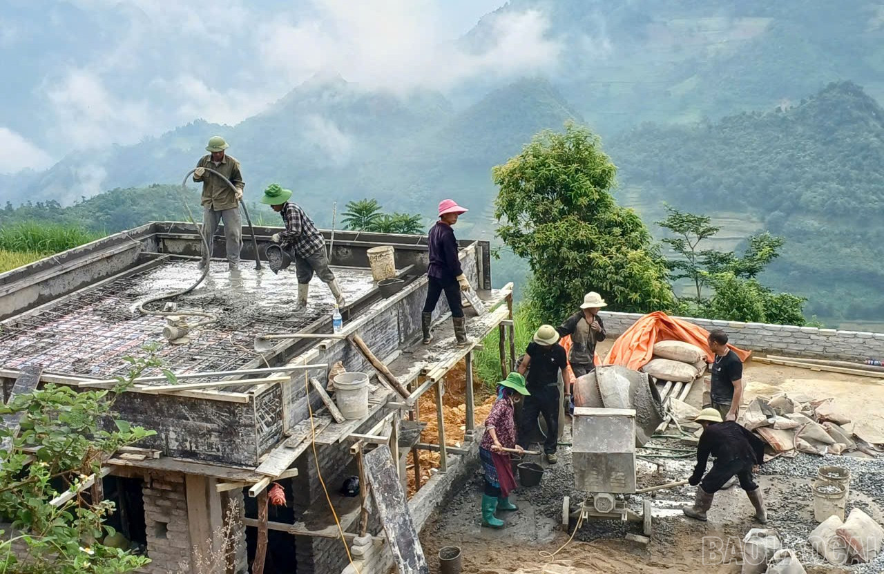 Nhà thầu tranh thủ thời tiết thuận lợi tổ chức thi công trở lại sau mưa lũ. baolaocai-br_nuoc-sach-3.jpg