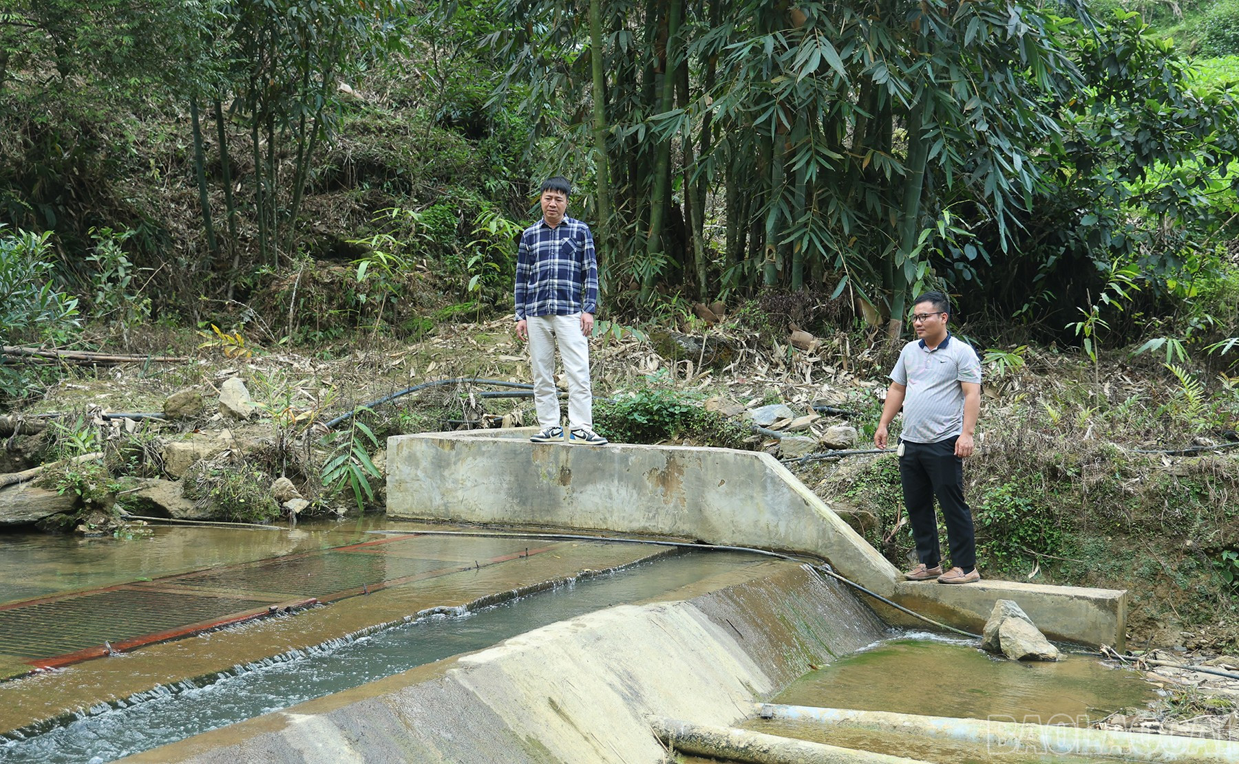 Đại diện chủ đầu tư kiếm tra vị trí đầu mối lấy nước tại Cụm cấp nước số 4. baolaocai-br_nuoc-sach-10.jpg