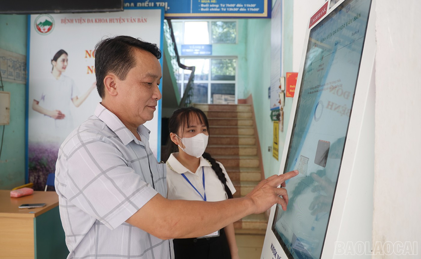 Người dân chỉ cần mang theo căn cước công dân để thực hiện các thủ tục khám chữa bệnh. baolaocai-br_bhxh-2.jpg