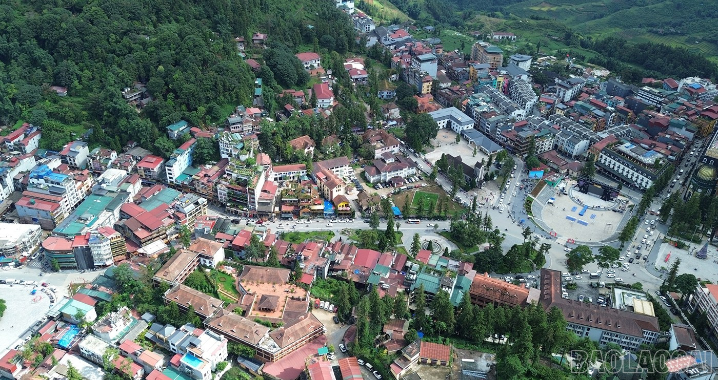 Khách du lịch đi các điểm du lịch Cát Cát, Tả Van, Mường Bo... đều phải đi qua khu vực trung tâm. baolaocai-br_ham-1.jpg