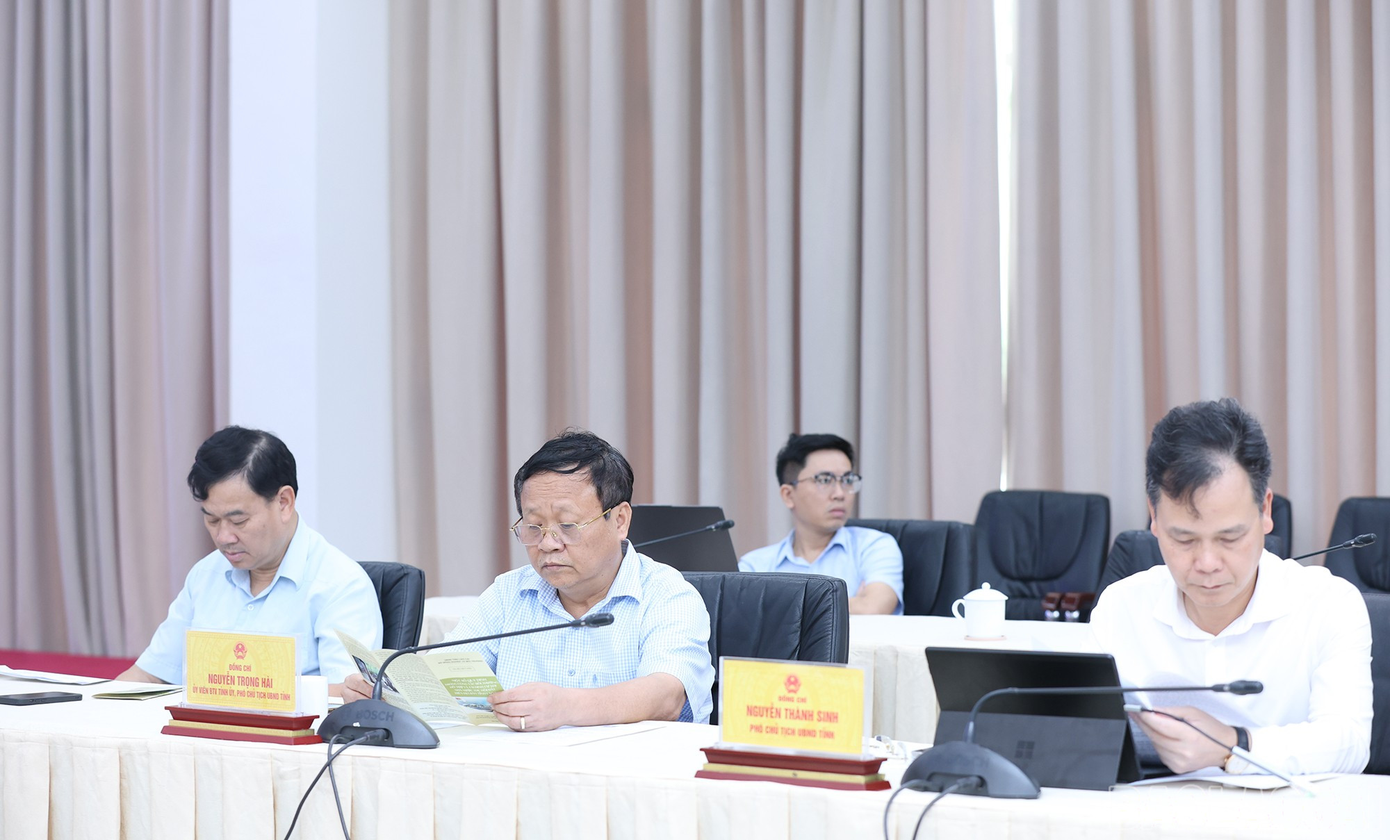 Các đồng chí Thường trực HĐND, UBND tỉnh dự hội nghị. baolaocai-br_90nd-5.jpg