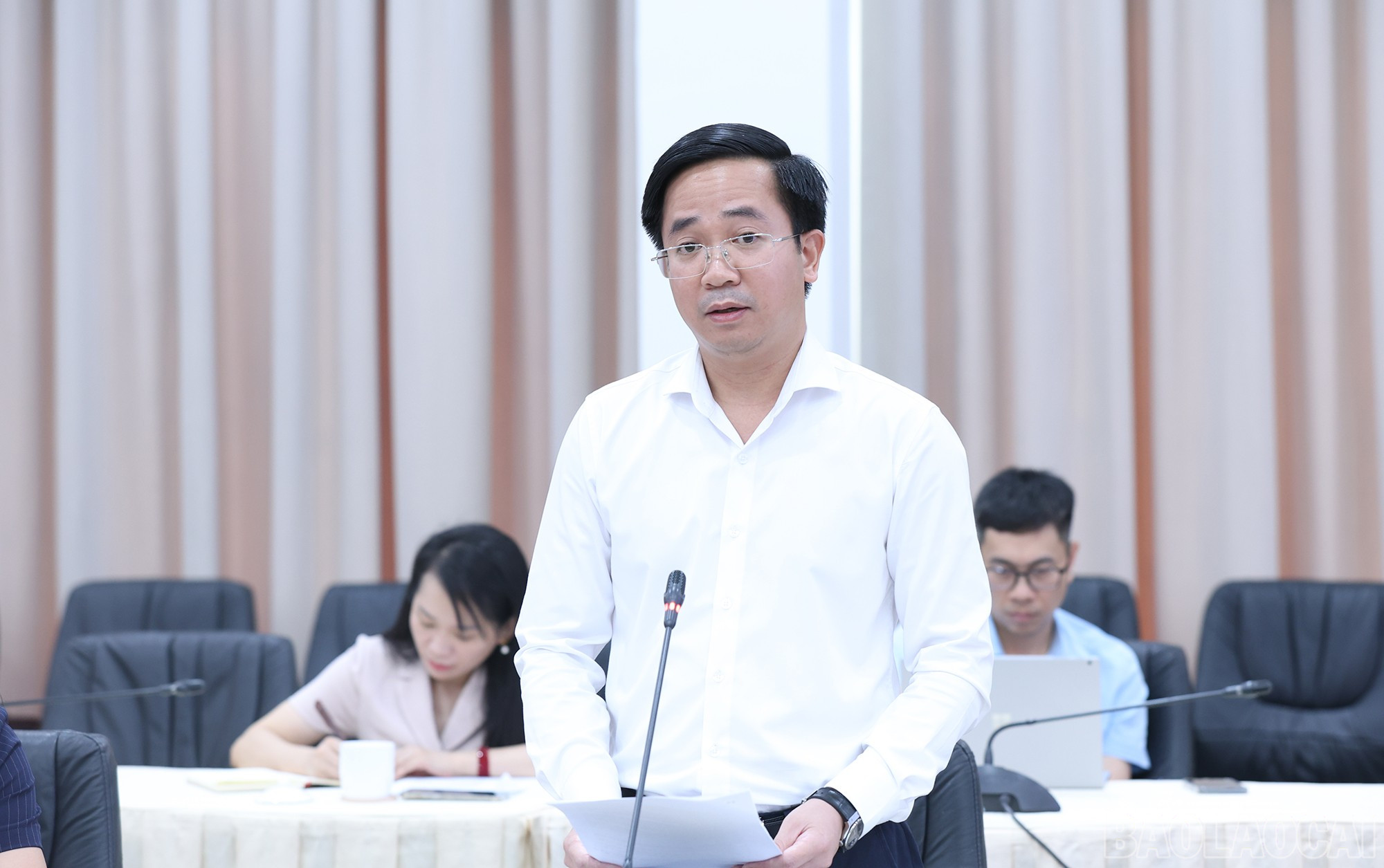 Đồng chí Trần Minh Sáng, Giám đốc Sở Nông nghiệp và Môi trường thông tin một số quy định trong công tác bồi thường, hỗ trợ và tái định cư. baolaocai-br_90nd-4.jpg
