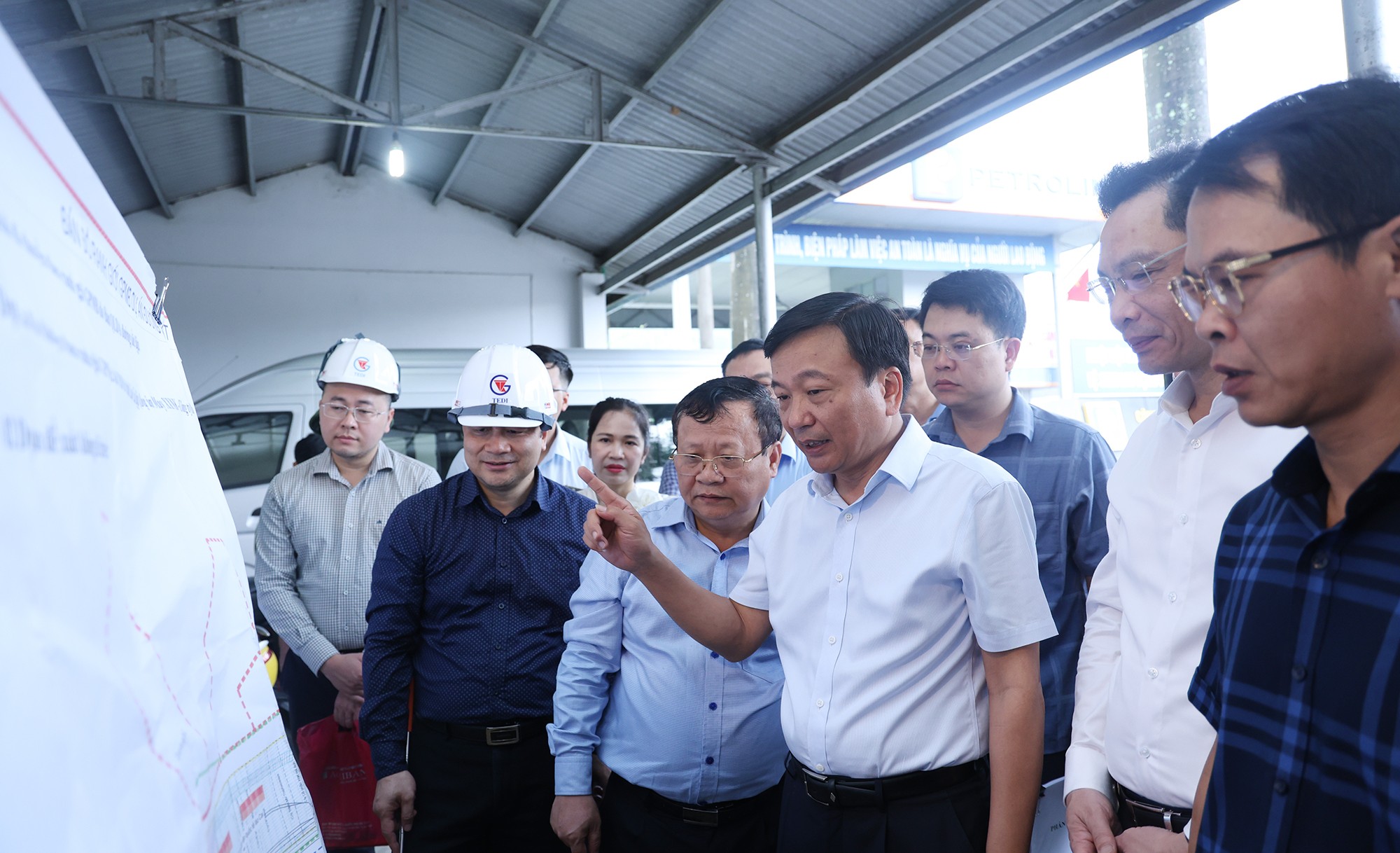 Thứ trưởng Nguyễn Danh Huy chỉ đạo đơn vị tư vấn khảo sát kỹ ranh giới hướng tuyến theo đề nghị của tỉnh Lào Cai. img-8868.jpg