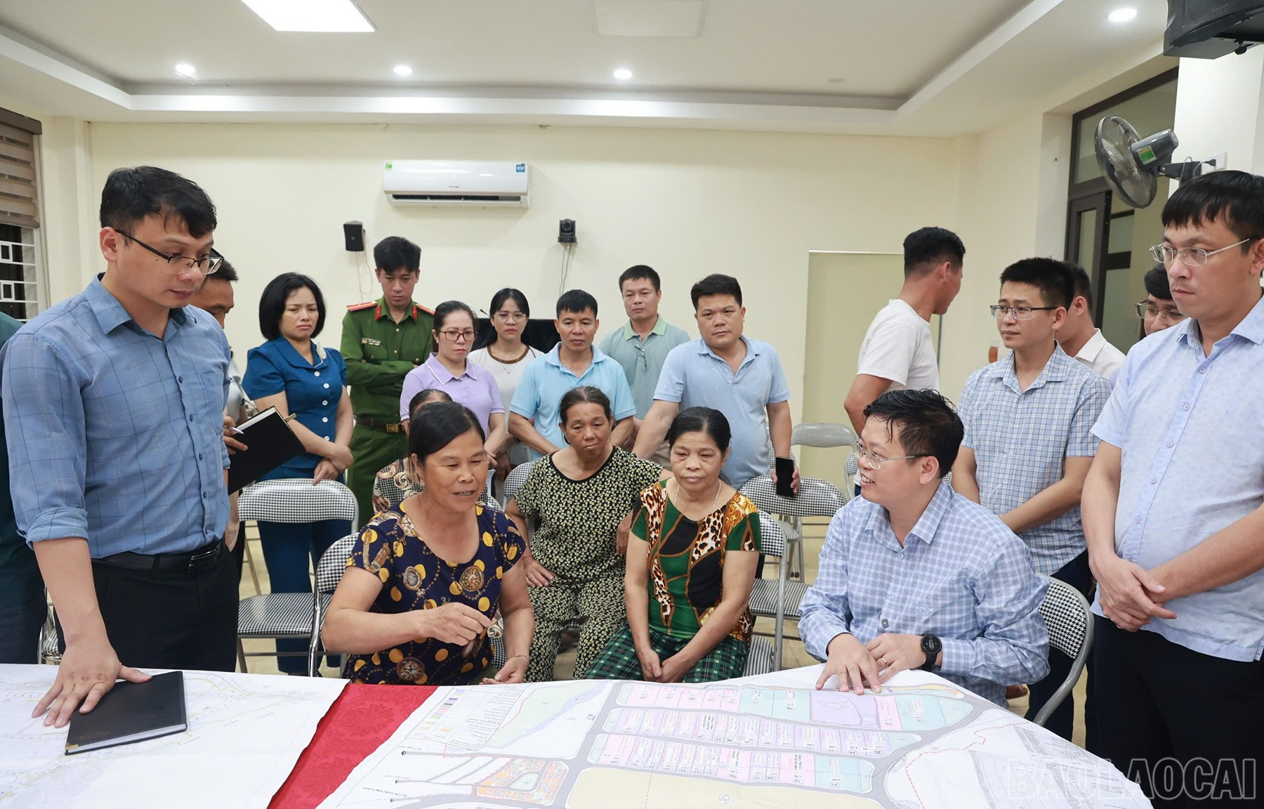 Các nội dung tuyên truyền tập trung vào việc giải thích rõ ràng về chủ trương của Nhà nước đối với dự án, thông báo các cơ chế, chính sách bồi thường giải phóng mặt bằng, cũng như những chính sách ưu đãi đặc thù của địa phương. baolaocai-br_gpmb-15.jpg