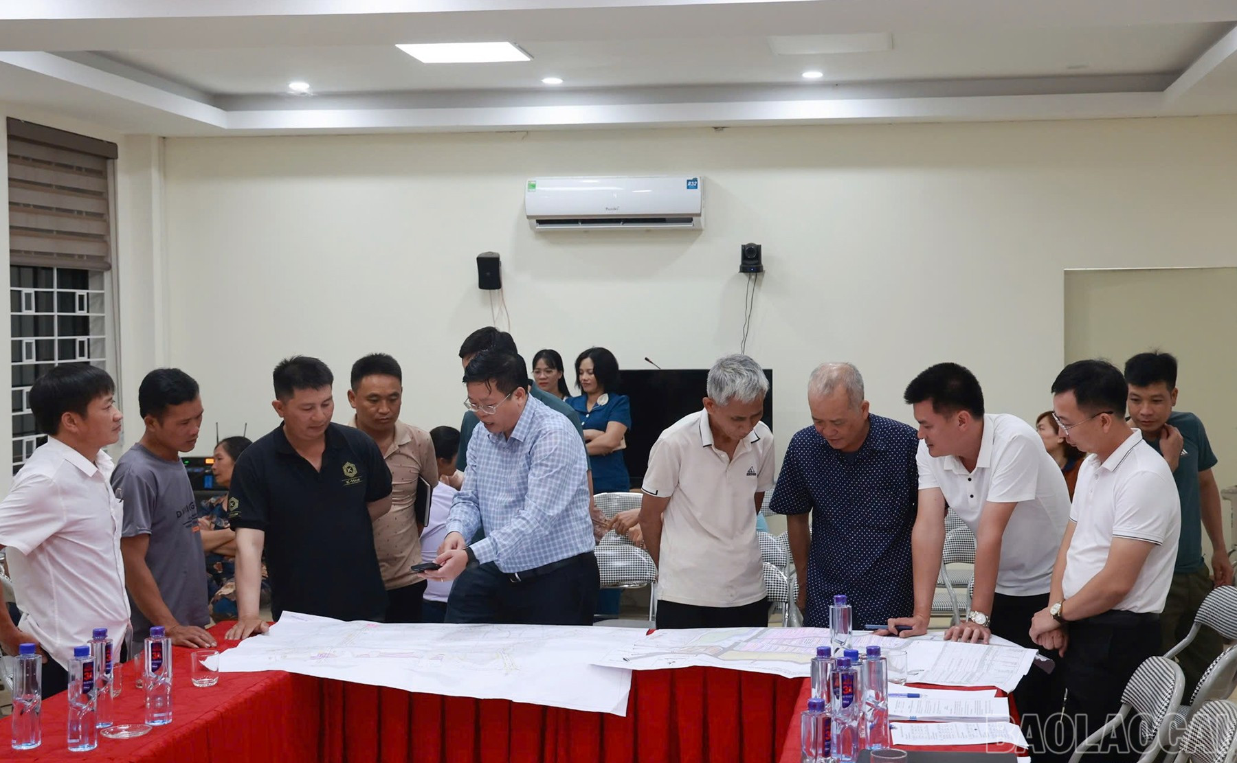 Với khối lượng công việc lớn và tiến độ triển khai gấp rút, cấp ủy đảng và chính quyền địa phương đã phối hợp chặt chẽ, làm việc ngày đêm để khảo sát, đo đạc và tổ chức các cuộc họp tuyên truyền với người dân trong khu vực quy hoạch. Do đang vào ngày mùa, các cuộc gặp gỡ, đối thoại được tổ chức vào buổi tối để bà con có thời gian đến đông đủ. baolaocai-br_gpmb-12.jpg