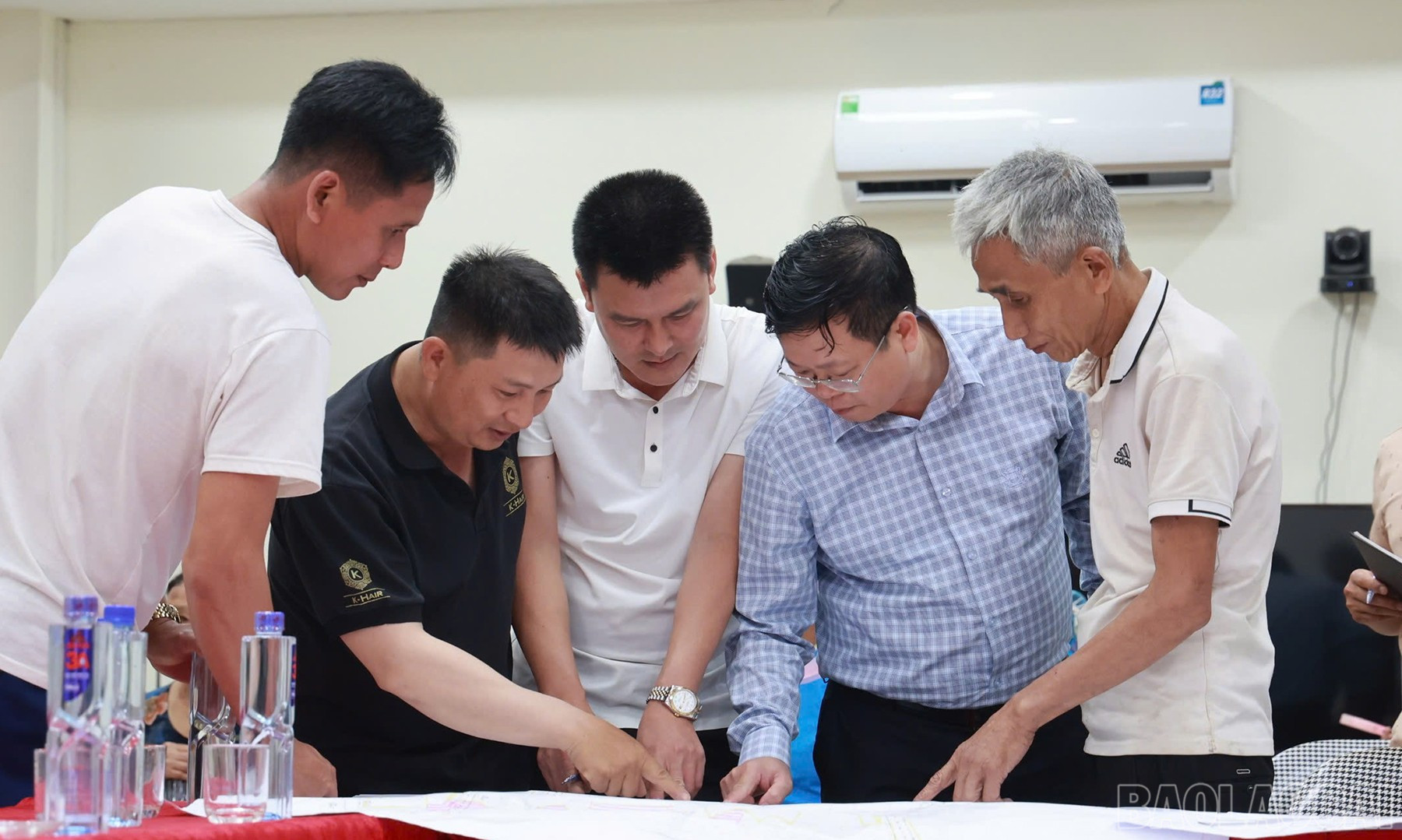 Anh Đoàn Văn Thịnh, người dân thôn Tân Bảo, xã Bản Qua (áo đen) nhờ cán bộ xã xác định vị trí đất ruộng của gia đình trong bản đồ quy hoạch. Anh Thịnh cho biết gia đình hoàn toàn đồng thuận với chủ trương của Nhà nước, chỉ mong muốn chính sách hỗ trợ bồi thường được thỏa đáng để bà con ổn định cuộc sống sau này. baolaocai-br_gpmb-9.jpg