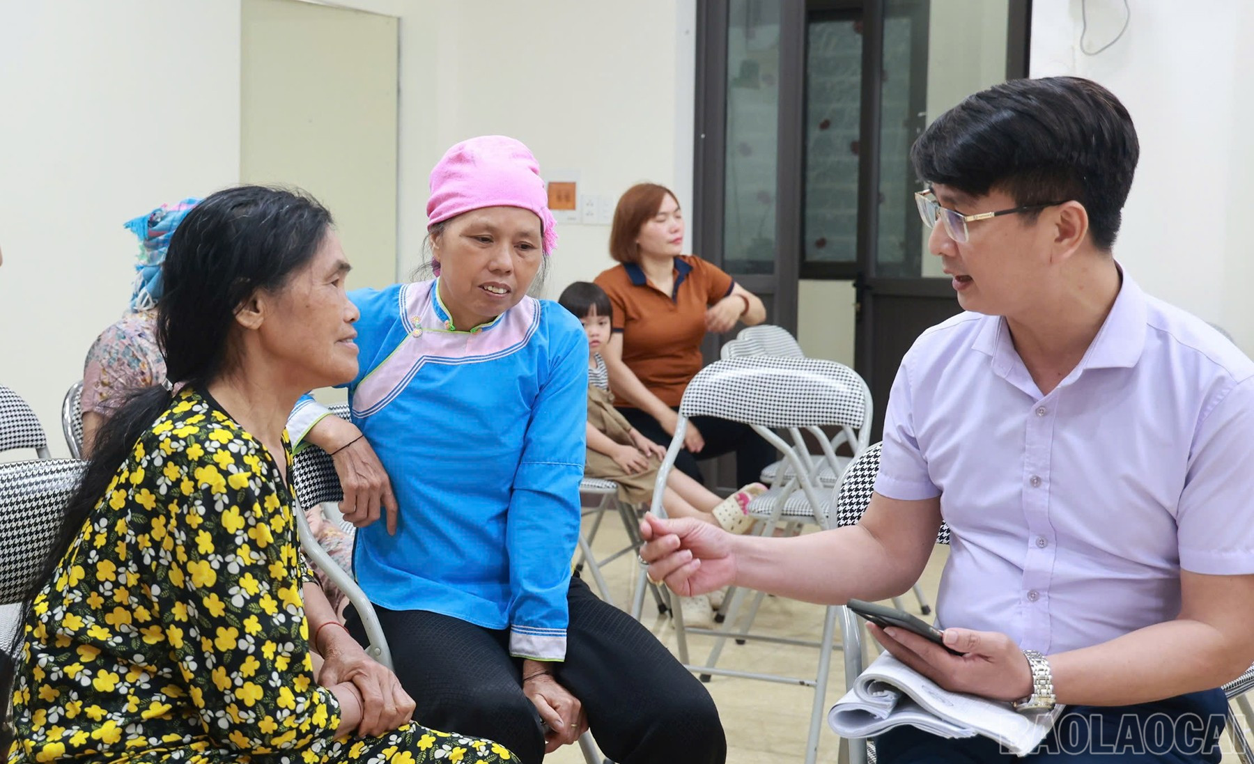 Mỗi ý kiến, thắc mắc của bà con đều được cán bộ các cơ quan chuyên môn của huyện lắng nghe, giải thích cặn kẽ. baolaocai-br_gpmb-11.jpg