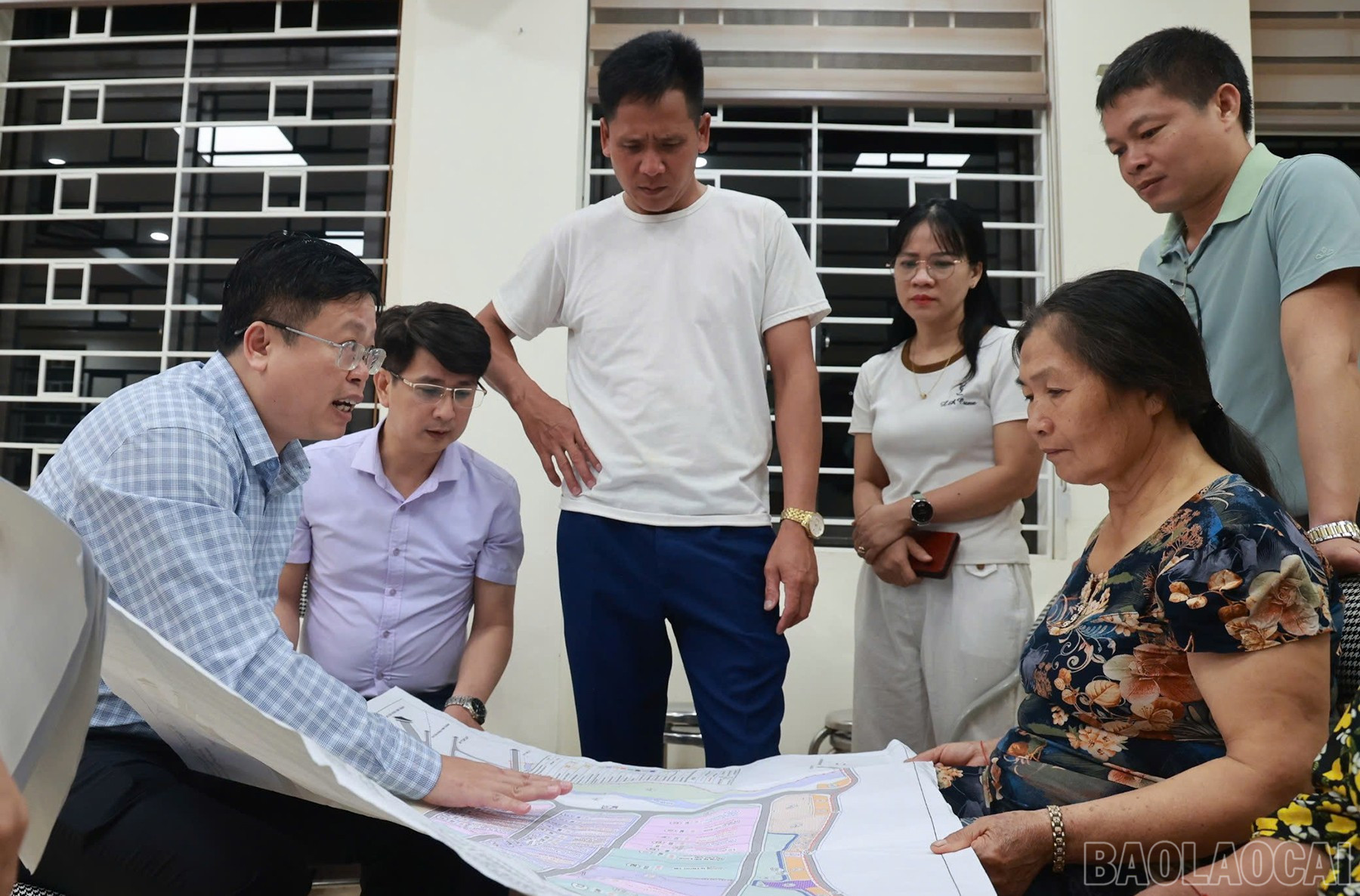 Lãnh đạo UBND huyện trực tiếp lắng nghe, giải đáp kiến nghị, thắc mắc của người dân xung quanh công tác bồi thường giải phóng mặt bằng..., baolaocai-br_gpmb-8.jpg