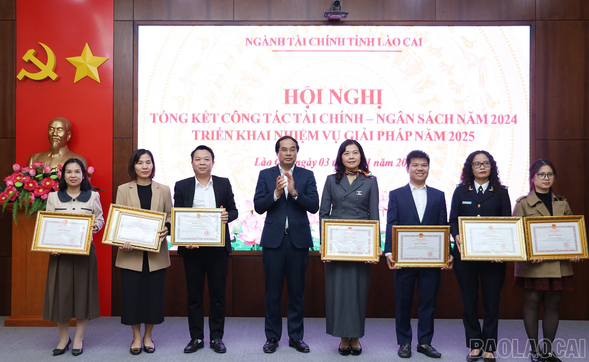 Đồng chí Trịnh Xuân Trường, Chủ tịch UBND tỉnh tặng Bằng khen cho tập thể, cá nhân có thành tích xuất sắc. baolaocai-br_img-7022.jpg