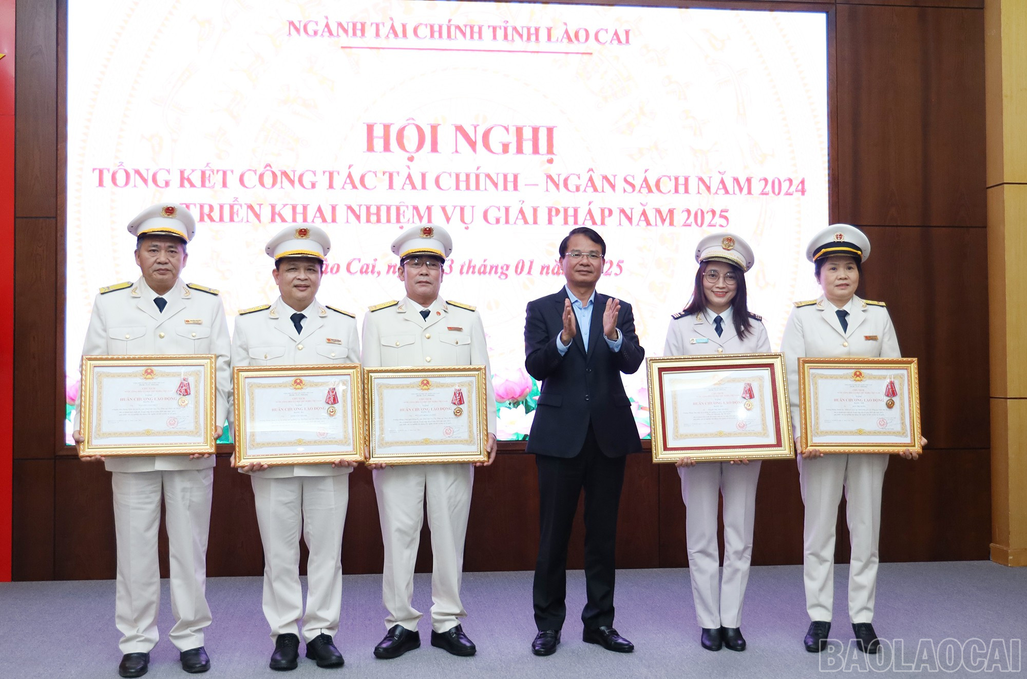 Nhân dịp này, thừa ủy quyền của Chủ tịch nước, đồng chí Đặng Xuân Phong trao Huân chương Lao động hạng Nhì, hạng Ba cho các cá nhân có thành tích xuất sắc trong công tác từ năm 2018 đến năm 2023. baolaocai-br_img-7012.jpg