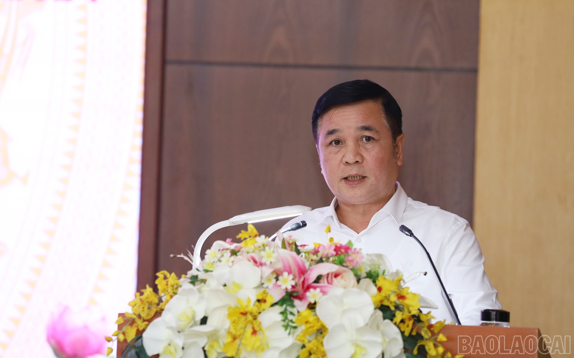 Đồng chí Ngô Minh Quế, Chủ tịch UBND huyện Bảo Thắng nêu một số giải pháp tạo nguồn thu ngân sách trên địa bàn. baolaocai-br_img-6950.jpg