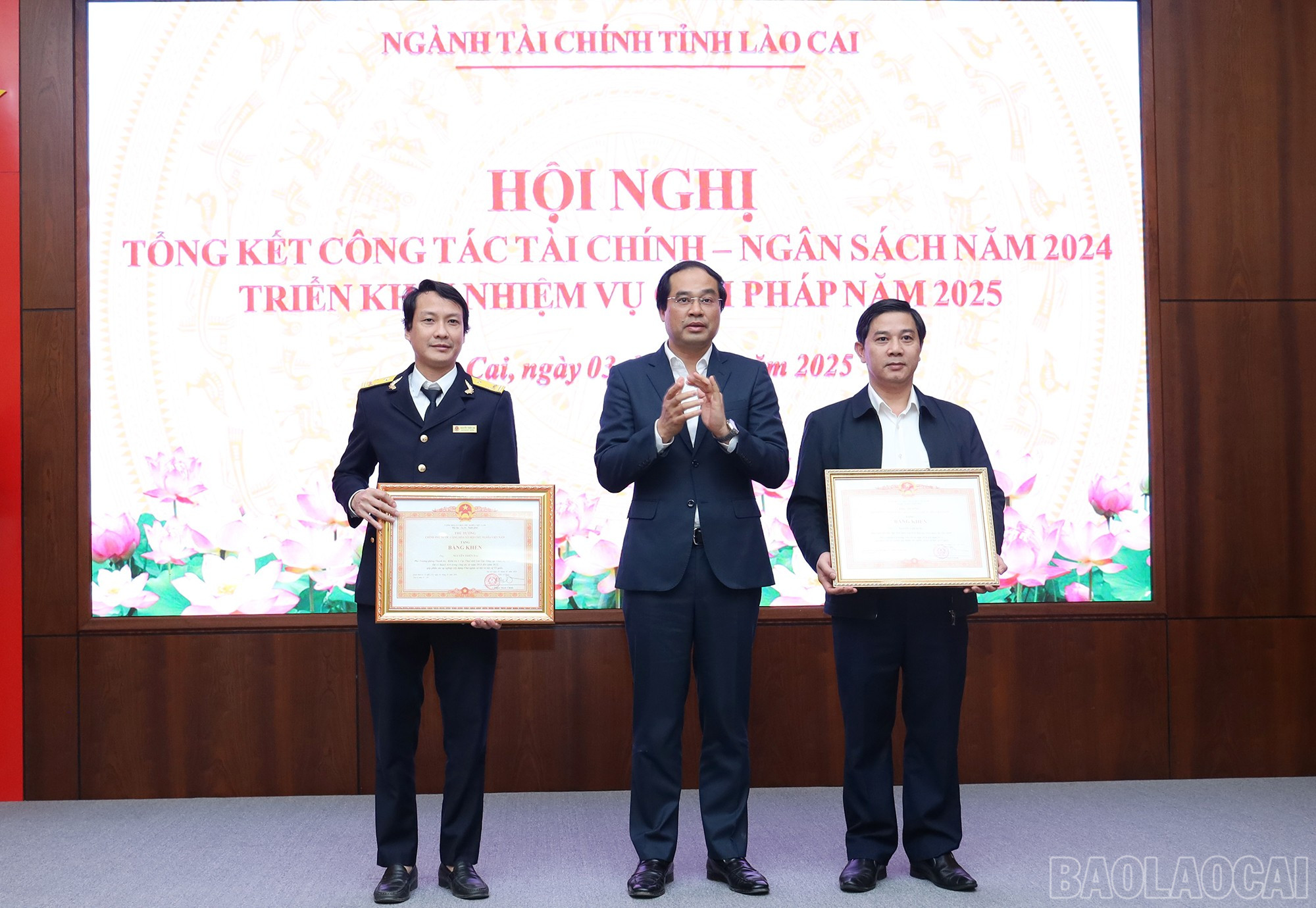 Đồng chí Trịnh Xuân Trường, Chủ tịch UBND tỉnh trao Bằng khen của Thủ tướng Chính phủ cho cá nhân có thành tích xuất sắc trong công tác từ năm 2018 đến năm 2023. baolaocai-br_img-7017.jpg